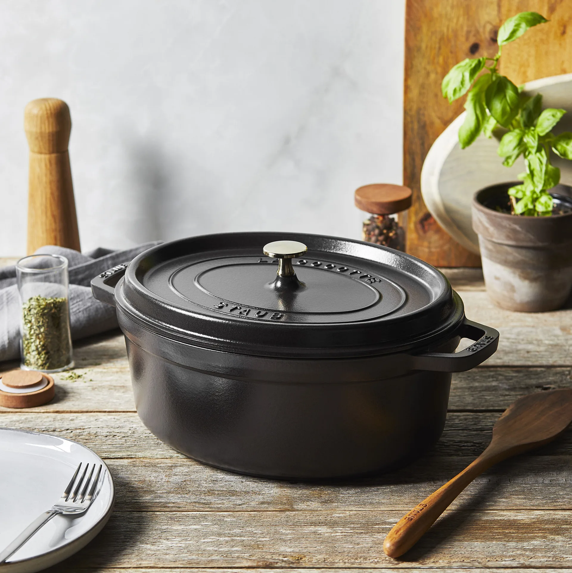 Staub La Cocotte椭圆形铸铁炖锅2.35升, 黑色 STAUB