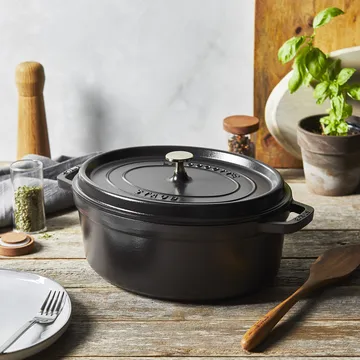 Staub La Cocotte椭圆形铸铁炖锅2.35升 - 黑色 - STAUB