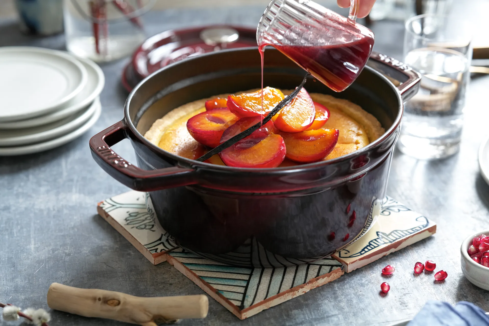 Staub La Cocotte圆形铸铁炖锅2.6升, 石榴红色 STAUB