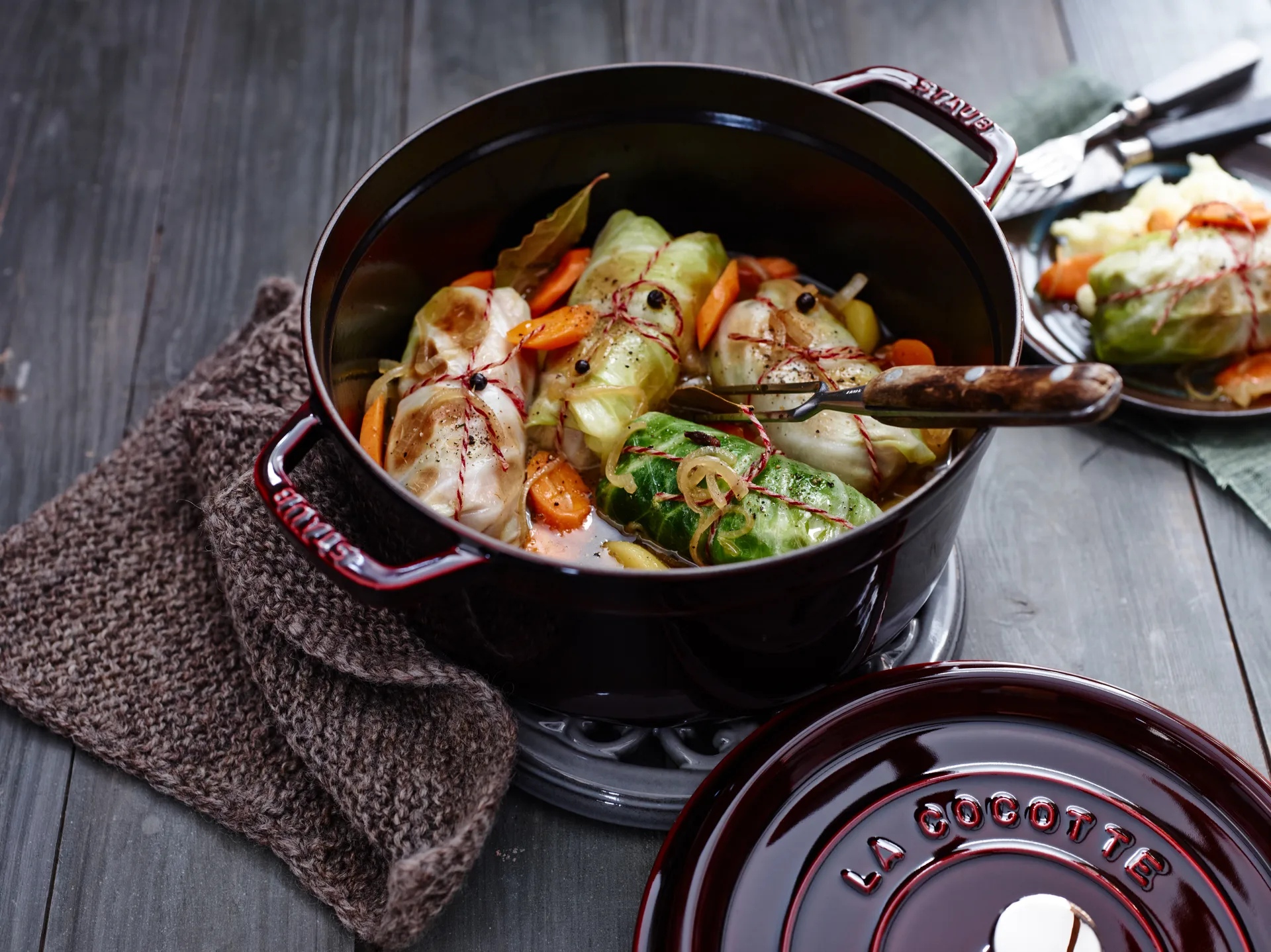Staub La Cocotte圆形铸铁炖锅2.6升, 石榴红色 STAUB