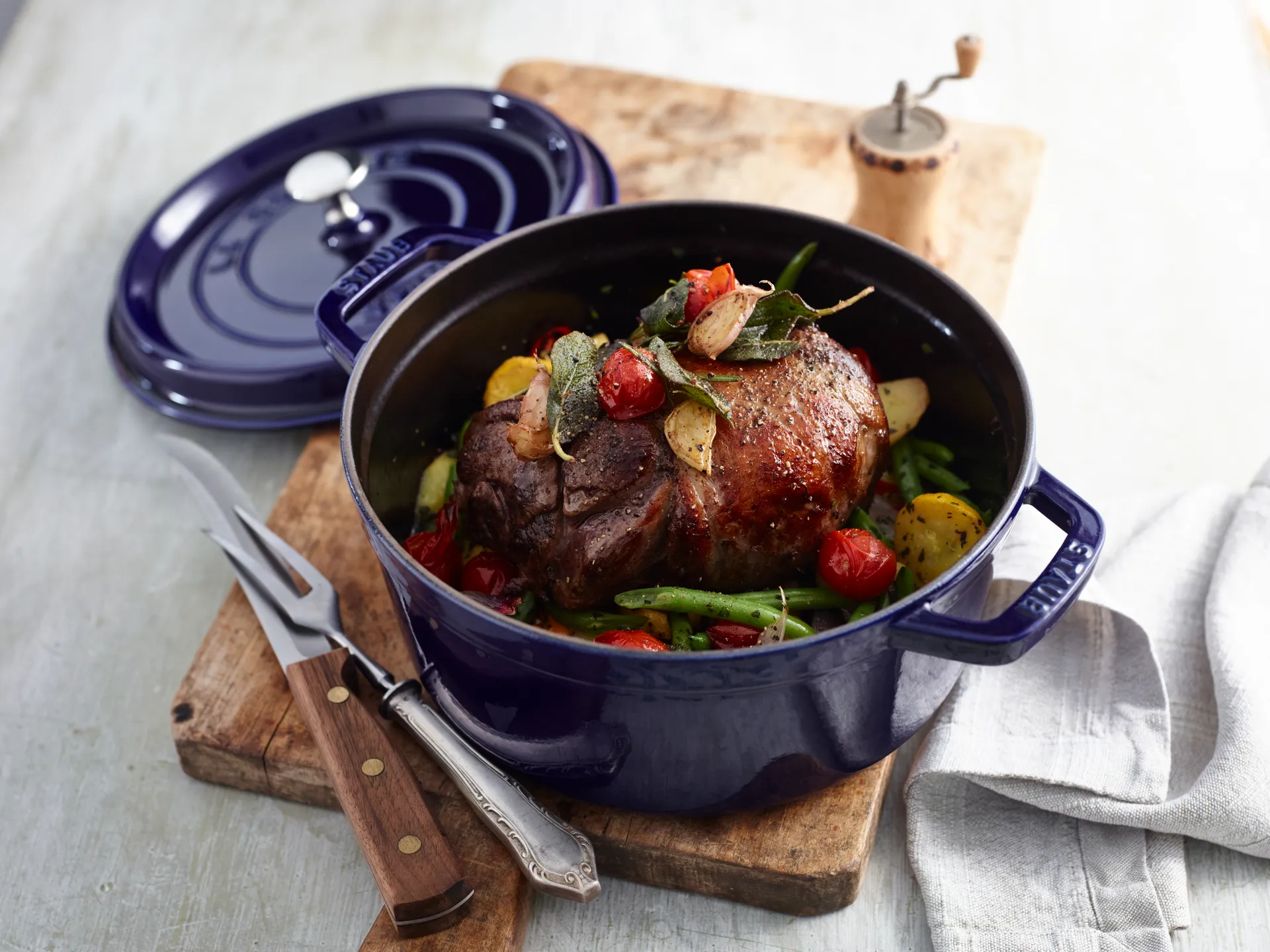Staub La Cocotte圆形铸铁炖锅2.6升, 深蓝色 STAUB