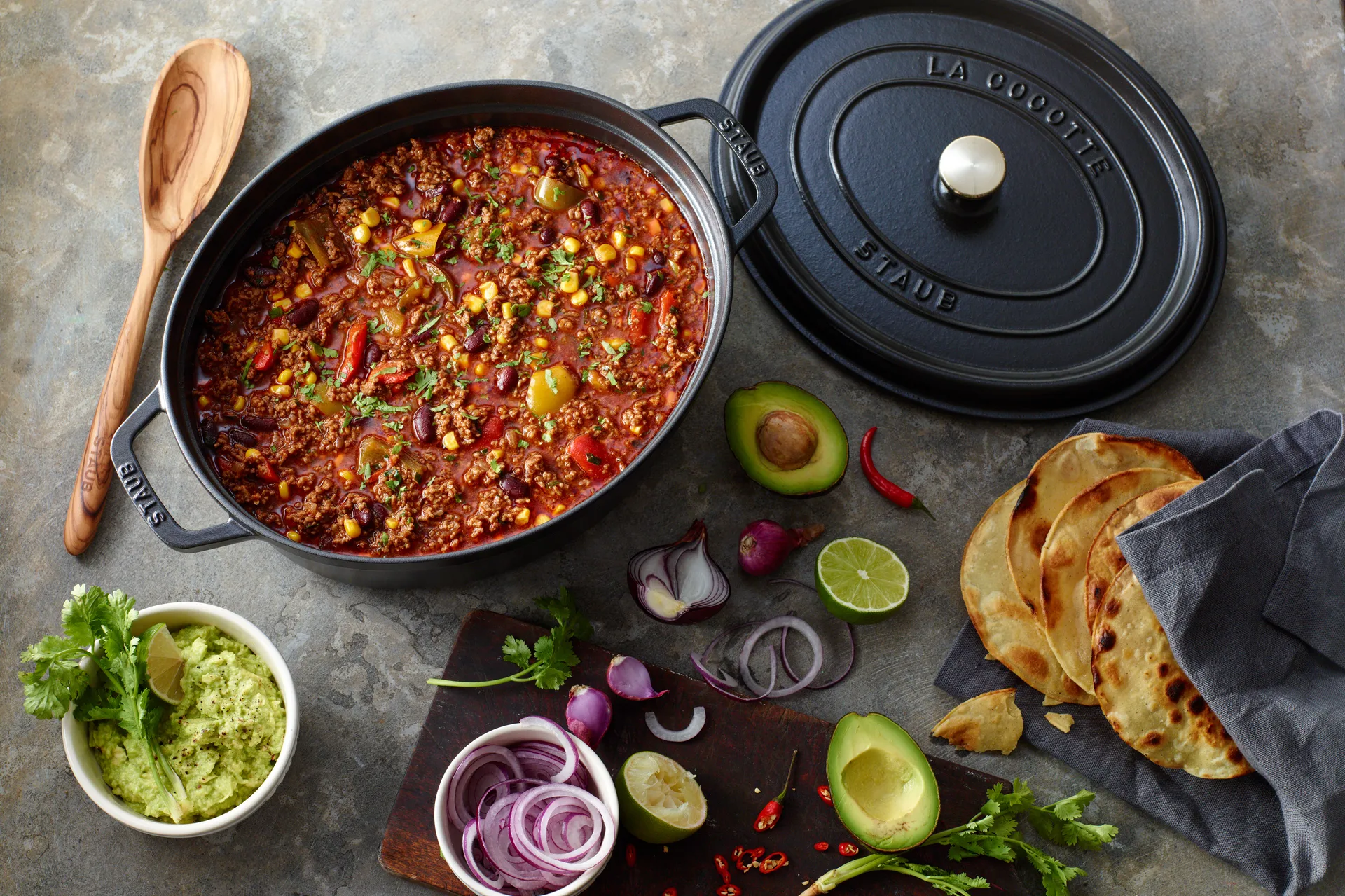 Staub La Cocotte椭圆形铸铁炖锅3.2升, 黑色 STAUB