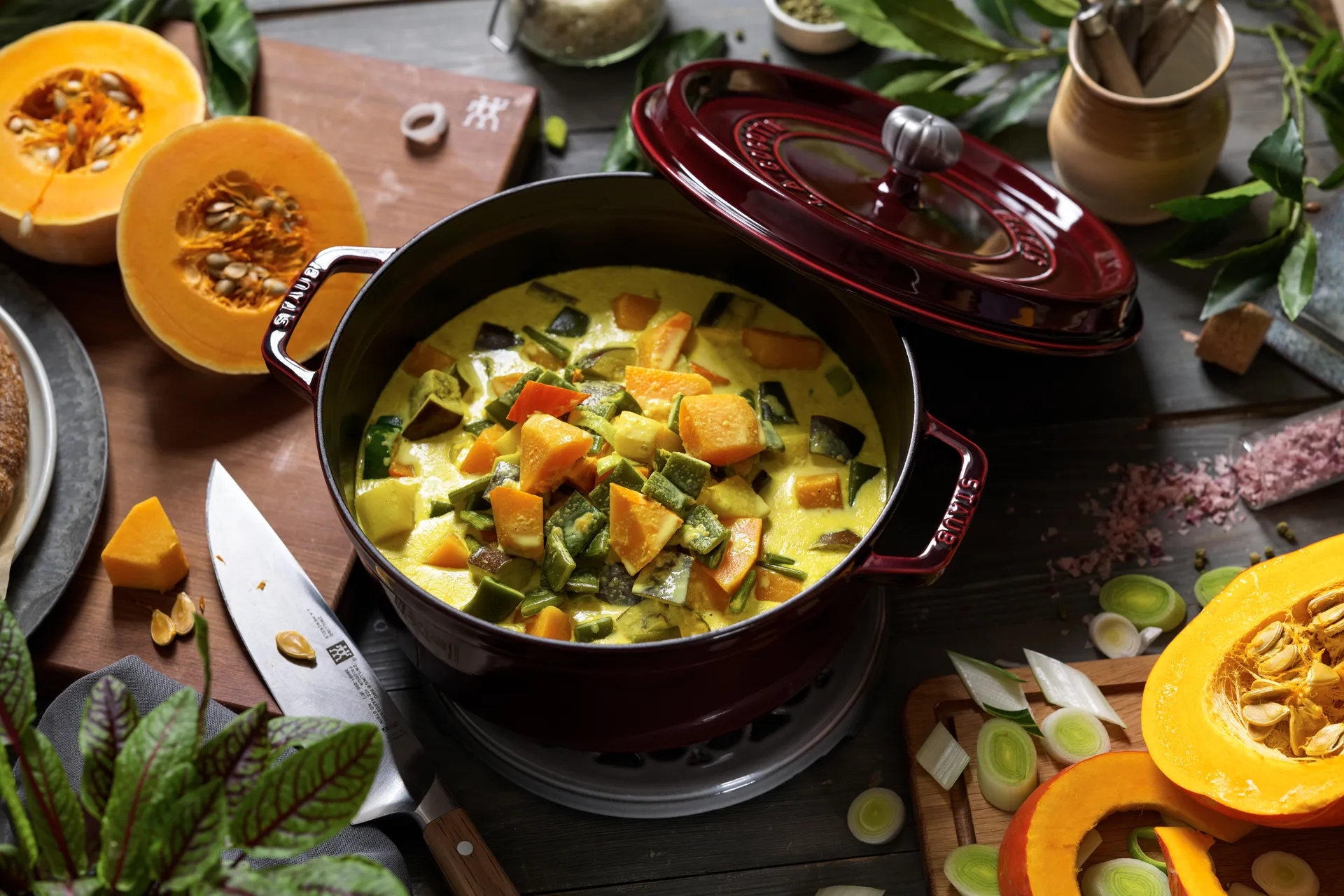 Staub La Cocotte圆形铸铁炖锅3.8升, 石榴红色 STAUB