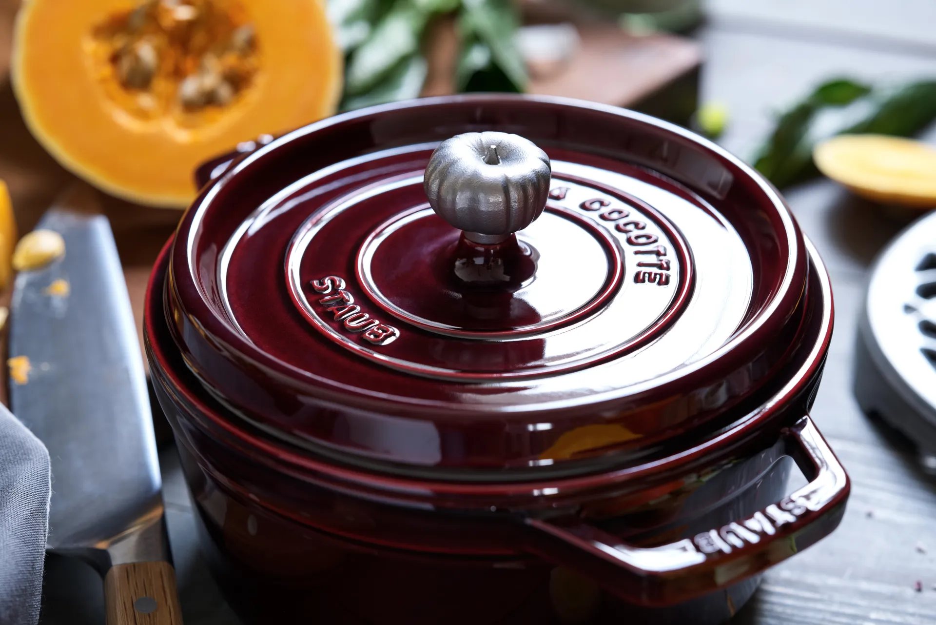 Staub La Cocotte圆形铸铁炖锅3.8升, 石榴红色 STAUB