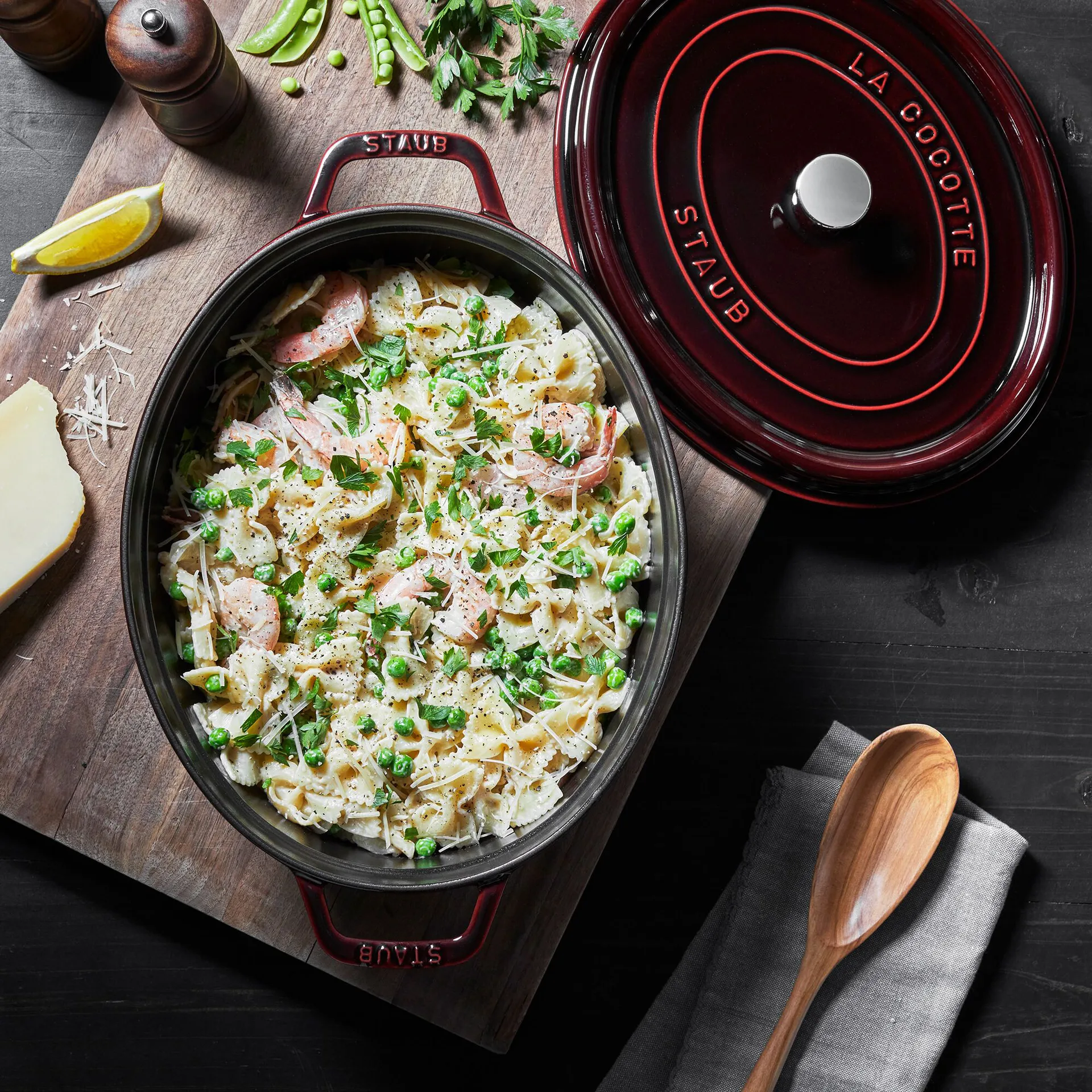 Staub La Cocotte椭圆形铸铁炖锅4.2升, 石榴红色 STAUB