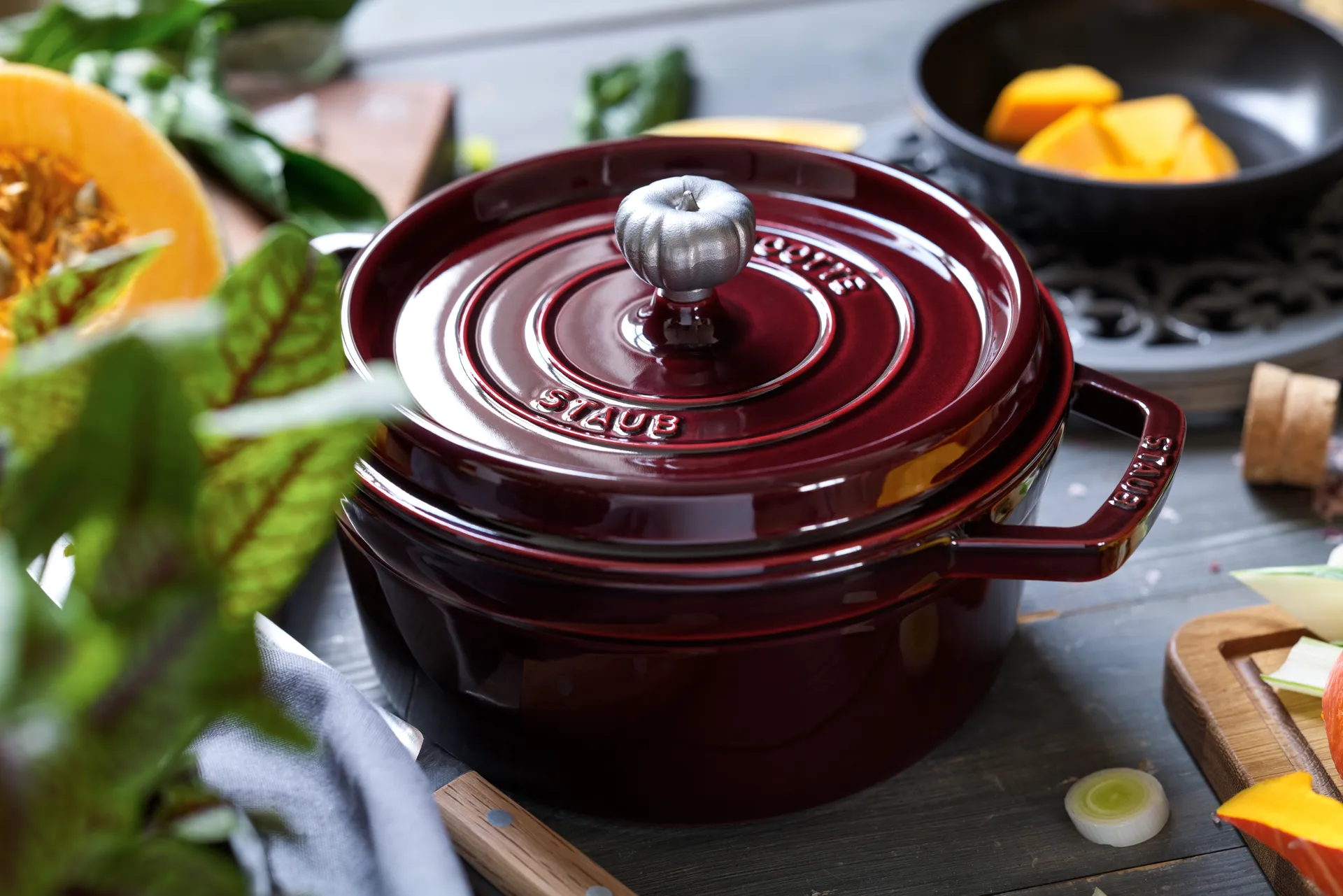 Staub La Cocotte圆形铸铁炖锅5.2升, 石榴红色 STAUB