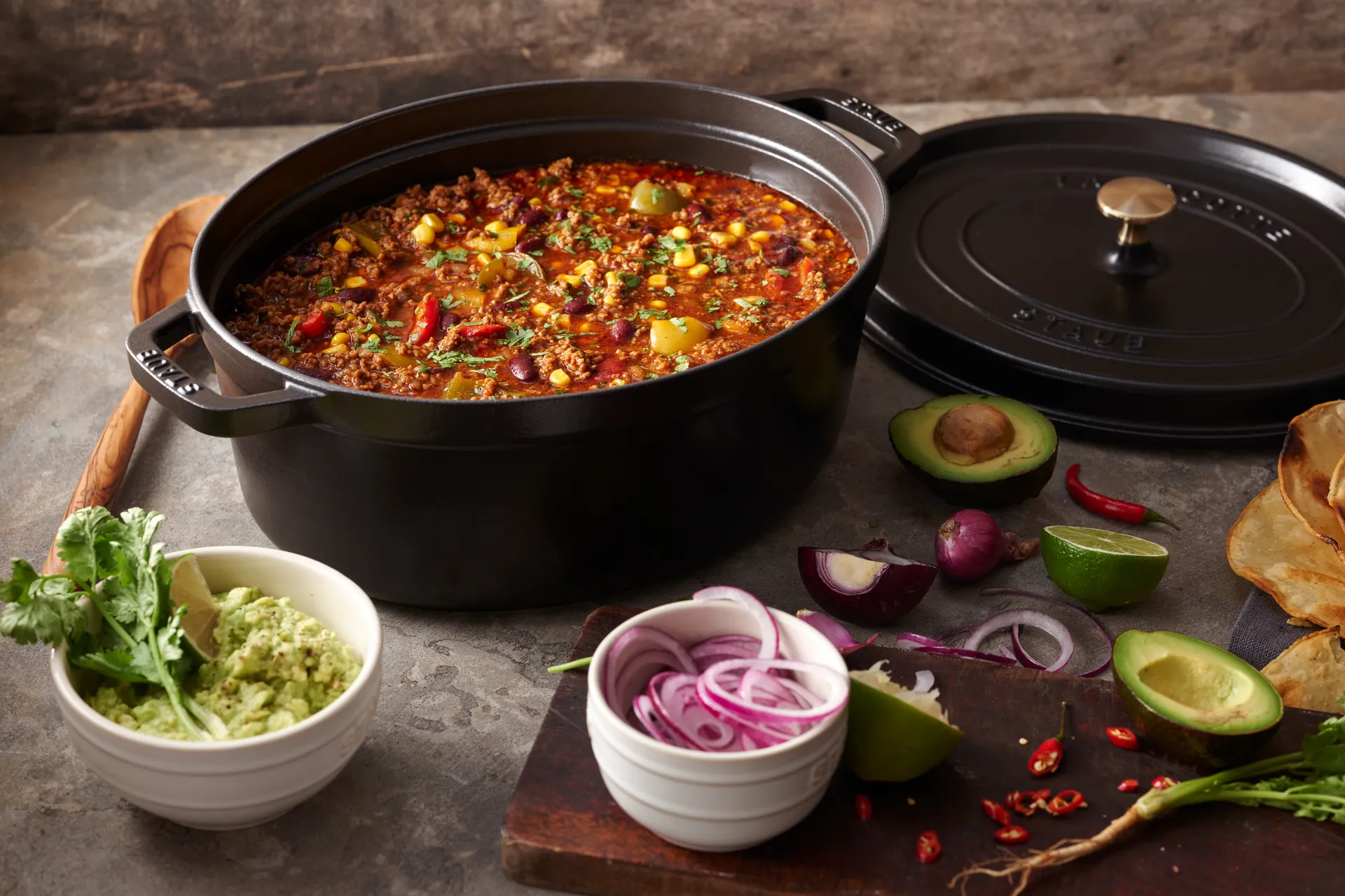 Staub La Cocotte椭圆形铸铁炖锅5.5升, 黑色 STAUB