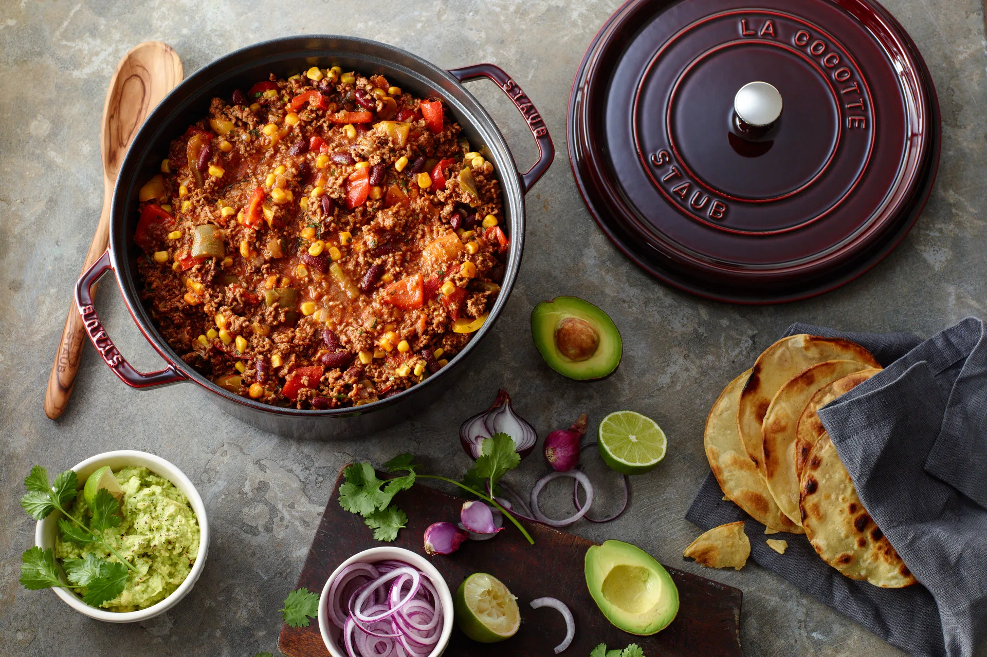 Staub La Cocotte圆形铸铁炖锅6.7升, 石榴红色 STAUB