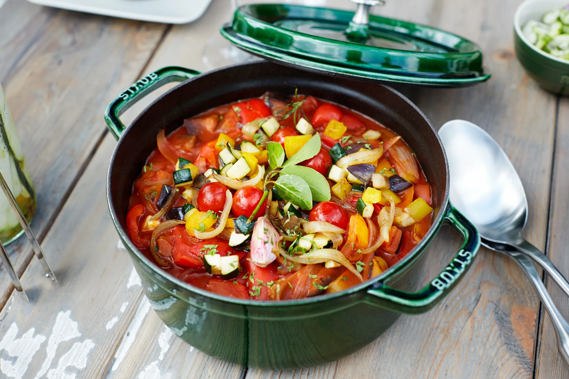 Staub La Cocotte圆形铸铁炖锅6.7升, 罗勒绿色 STAUB
