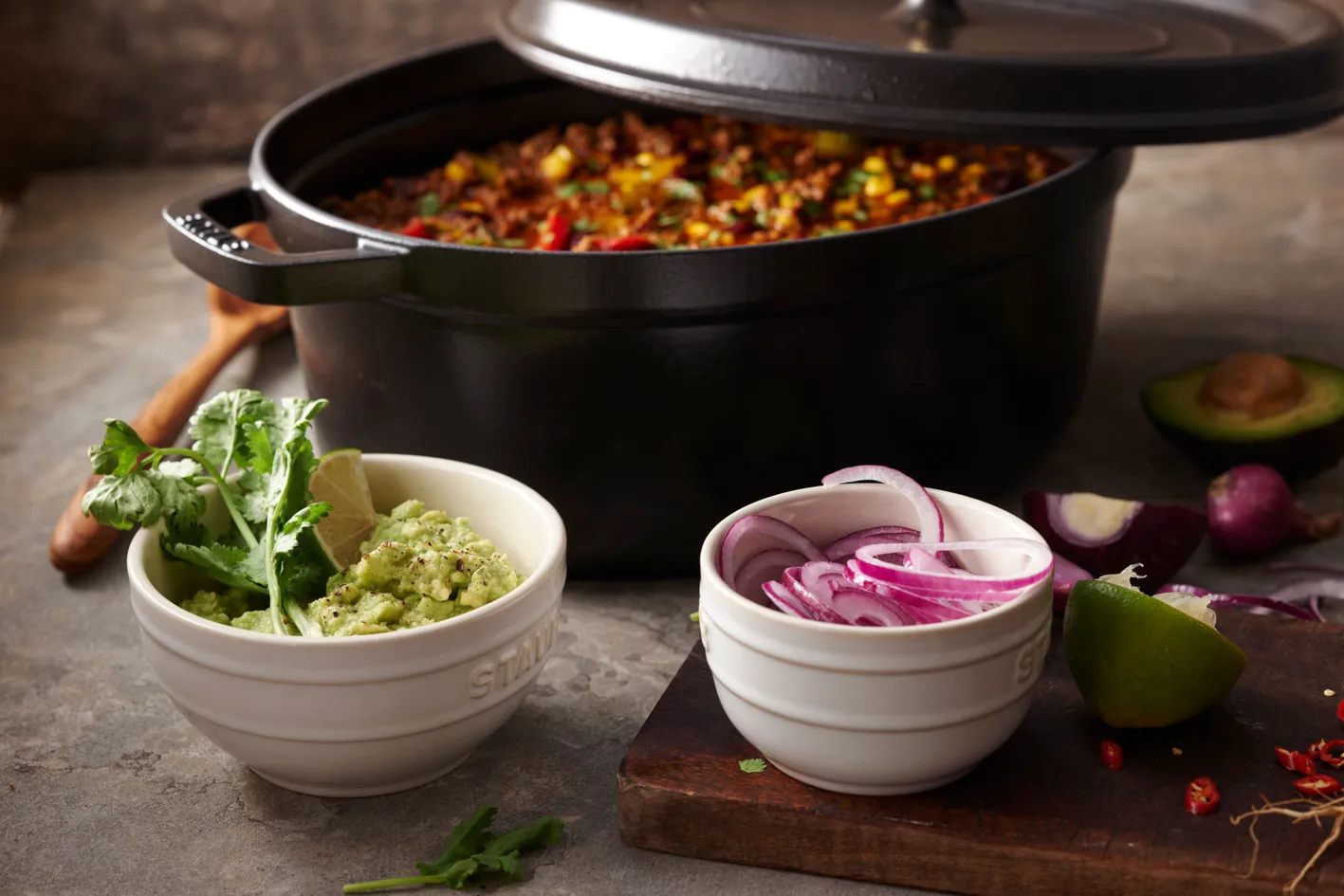 Staub La Cocotte椭圆形铸铁炖锅8升, 黑色 STAUB