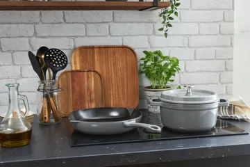 Staub铸铁煎锅带出水口直径26cm - STAUB