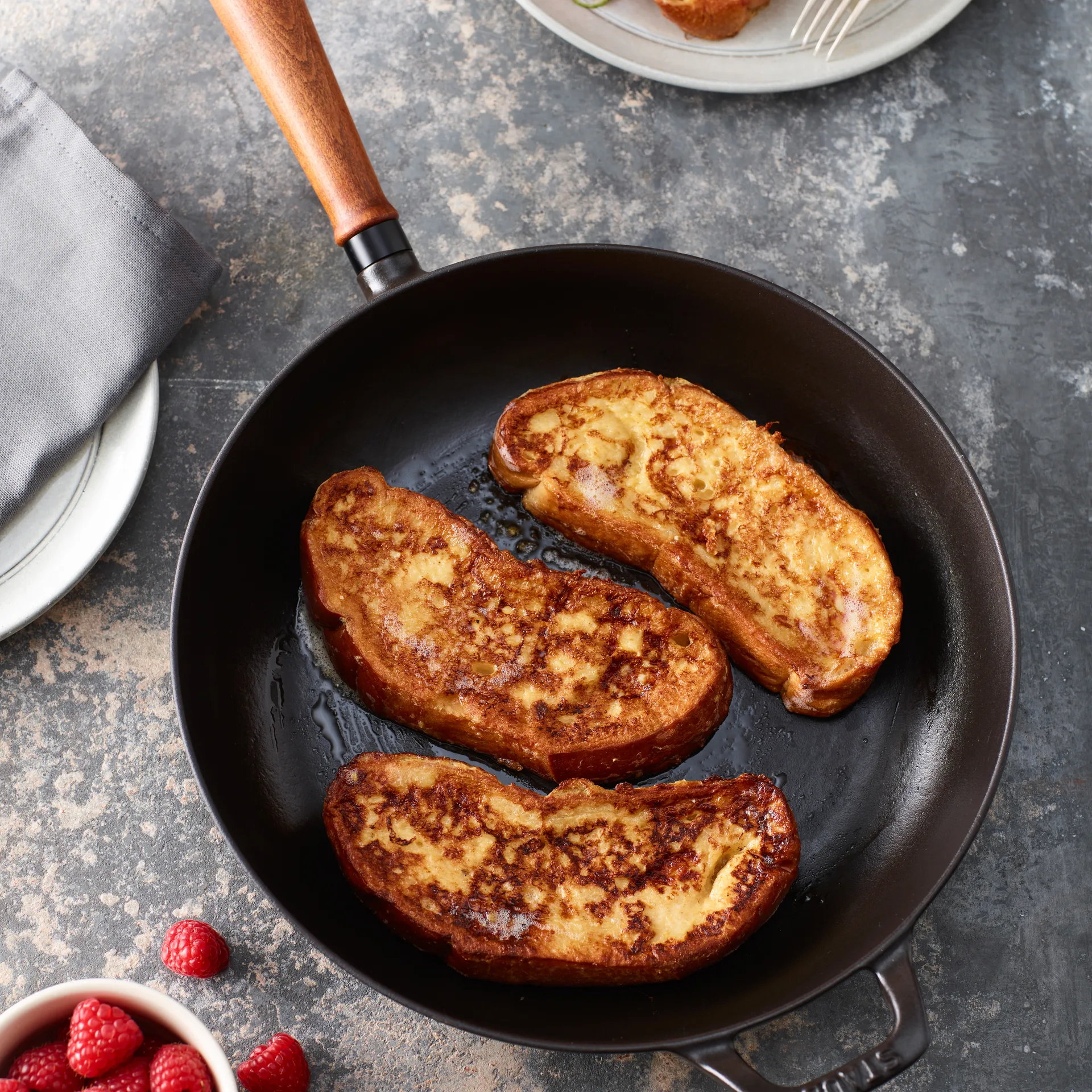 Vintage frying pan with wooden handle Ø24 cm, 黑色 STAUB