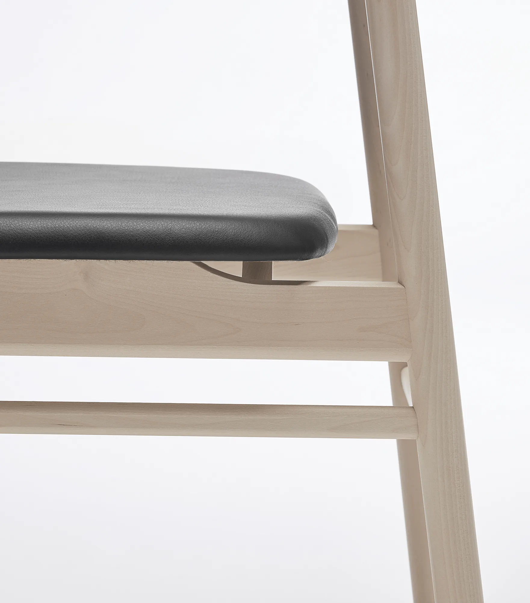Prima Vista 椅子 birch light matte finish, Leather Elmosoft VII 99001 黑色 Stolab