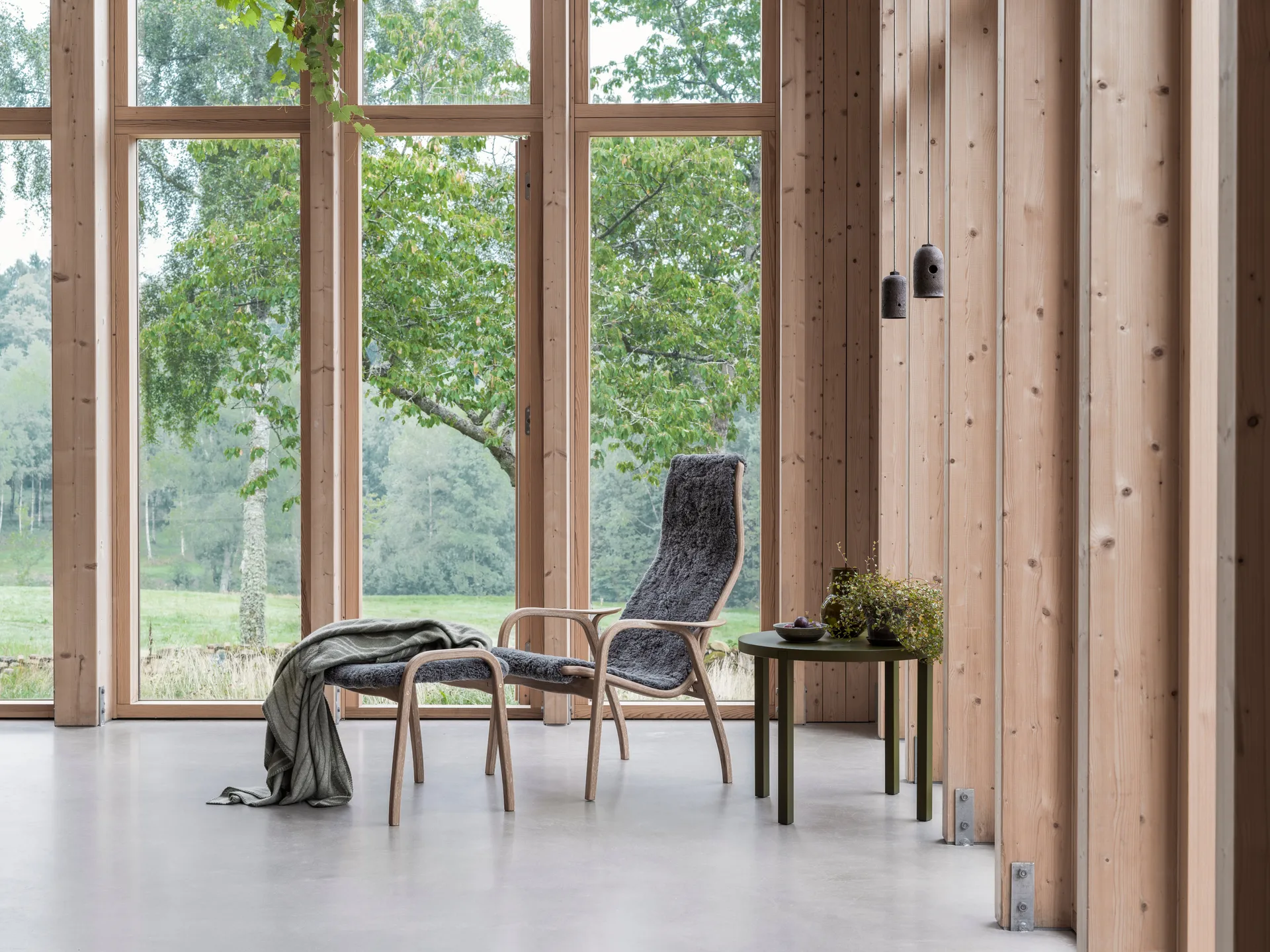 Lamino拉米诺 扶手椅和脚凳 油橡木/羊皮, 撒哈拉 (牛轧糖棕色) Swedese