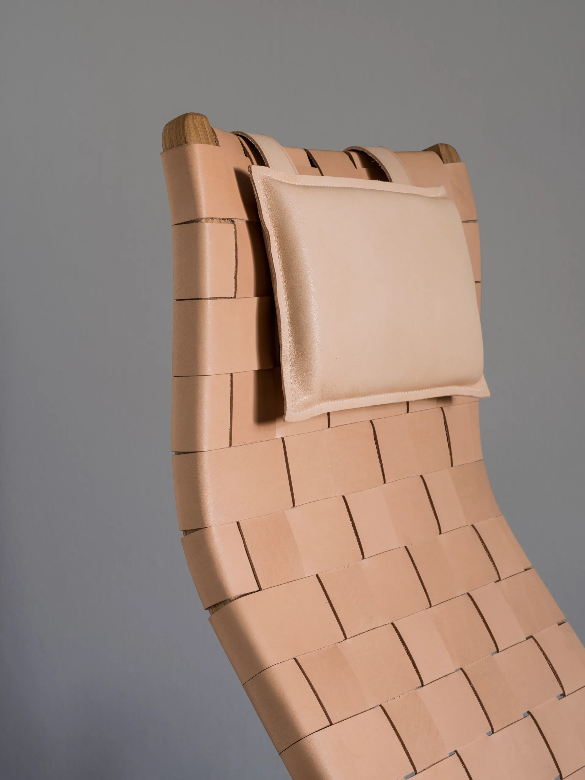 Primo普里莫 扶手椅 高椅背 带颈垫 油橡木, Belt 皮革 褐色 / 红色 Swedese