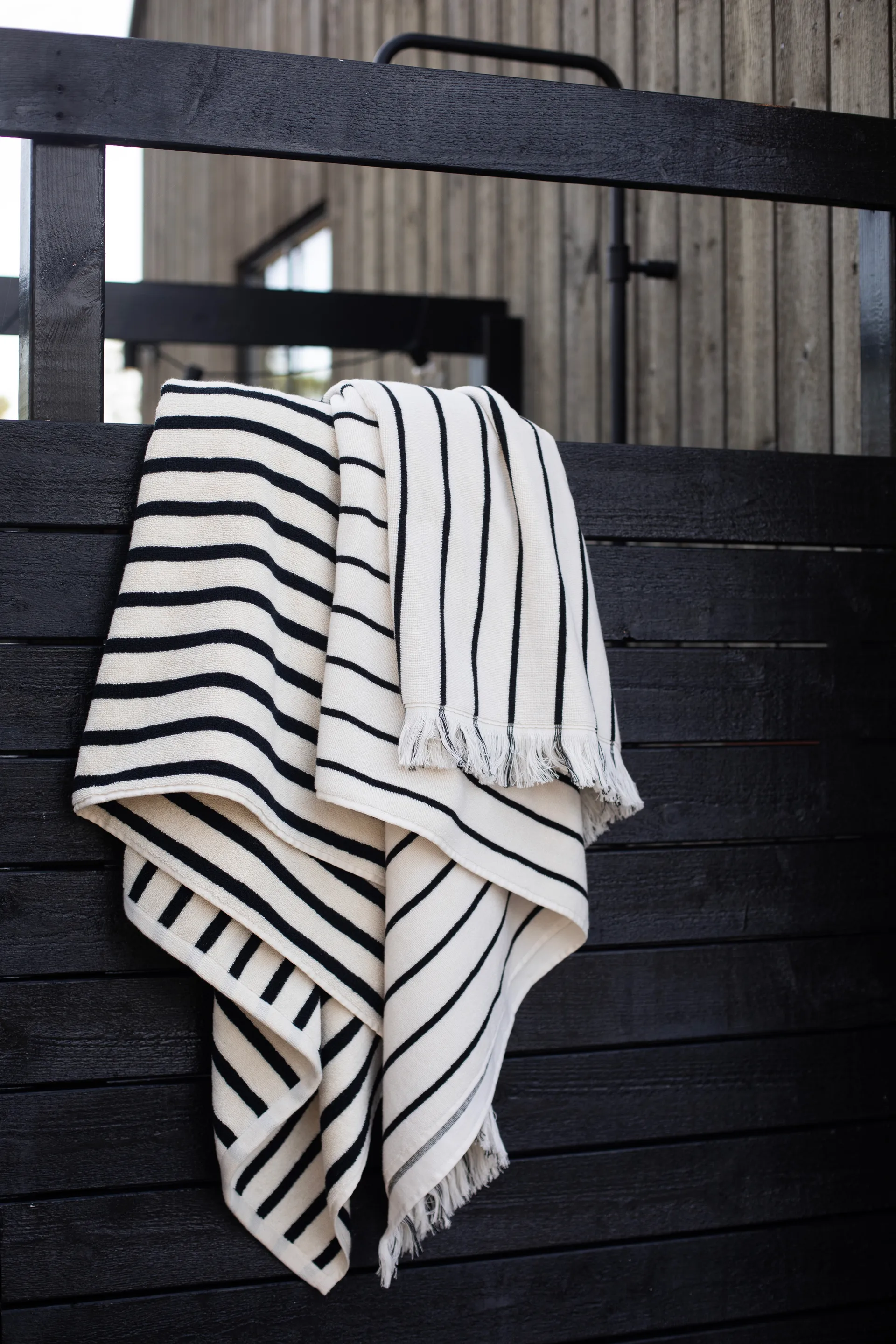 Juno 浴巾 100x180 cm, 黑色 Tell Me More