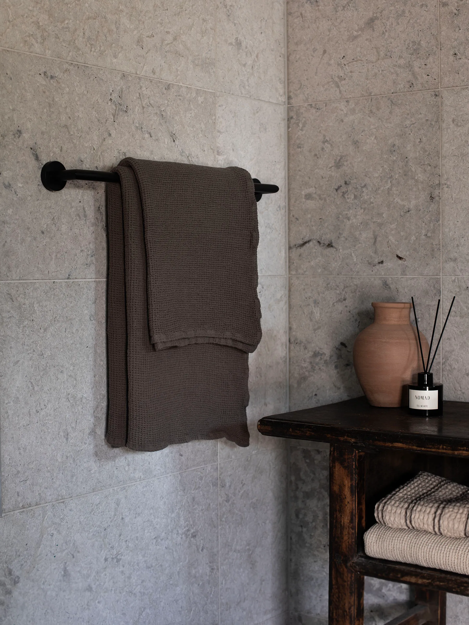 Nella 浴巾 100x150 cm, 灰褐色 Tell Me More