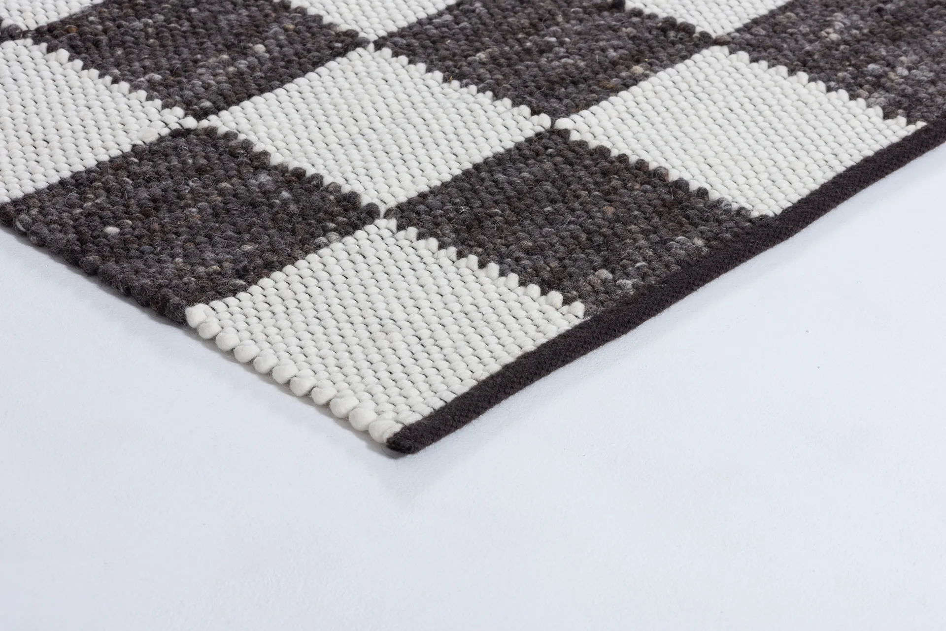 Gotland Design 地毯 特别版本, Anthracite-白色 nr. 2428, 90x180 cm Tisca