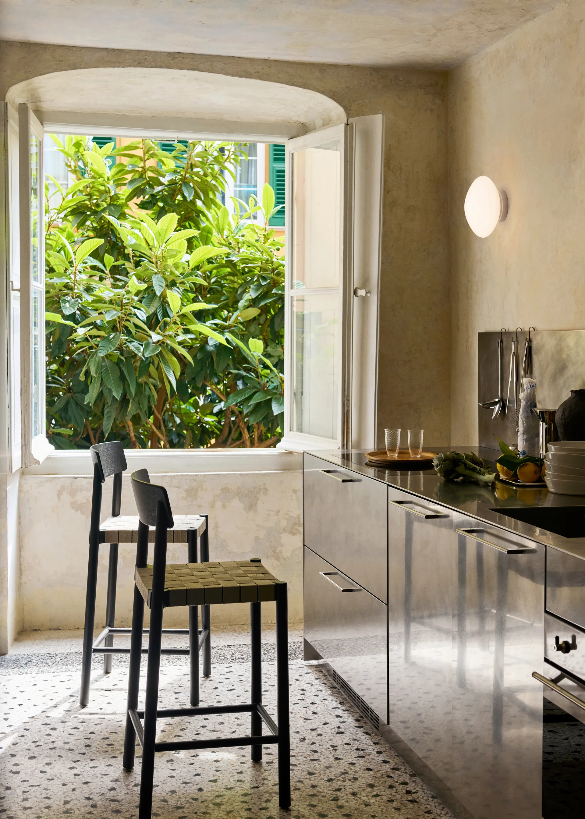 Betty TK12 Counter 椅子 65 cm, 原色/自然色 亚麻色-smoked oiled 自然木色 &Tradition