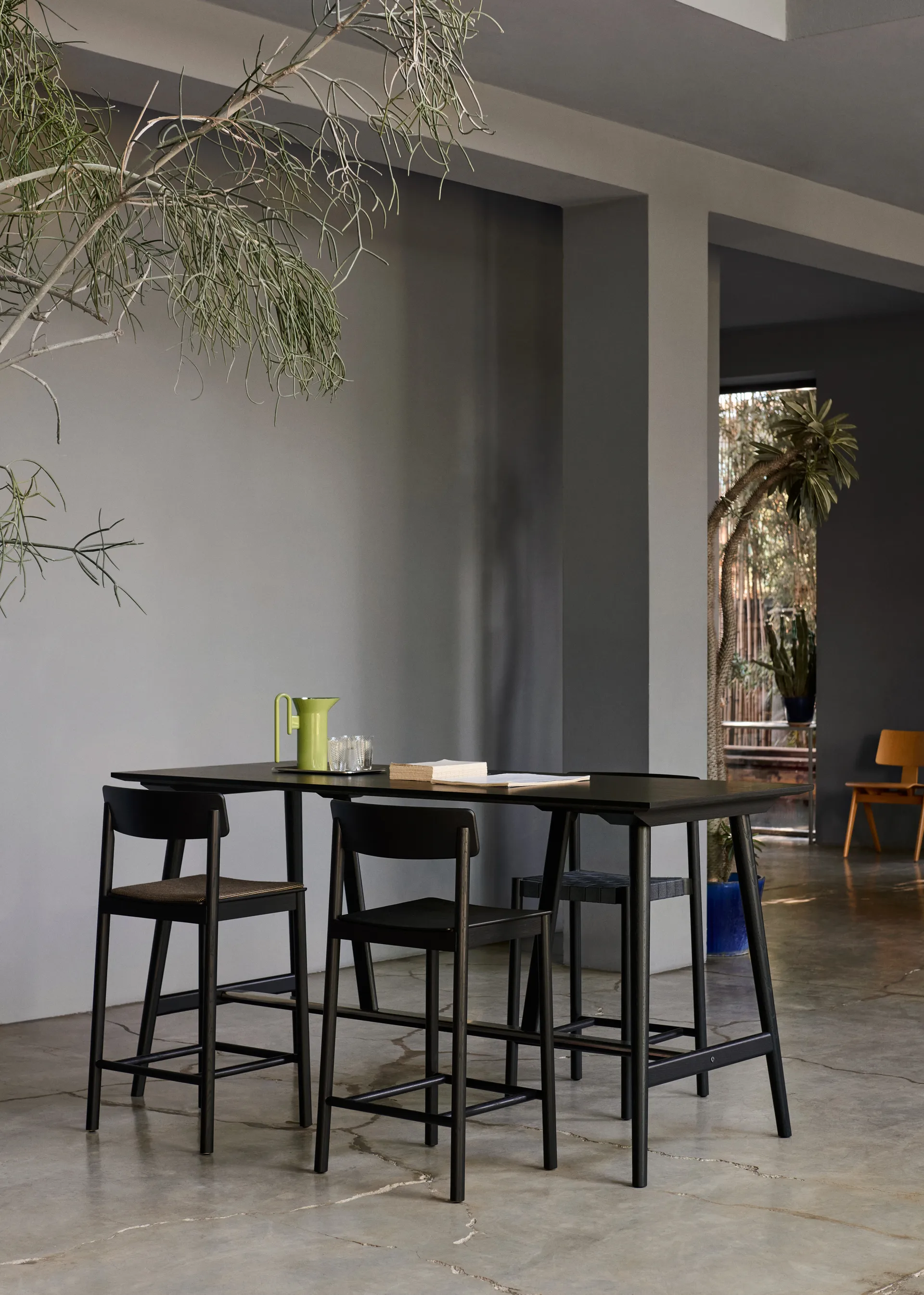 Betty TK13 Counter 椅子 65 cm, Smoked oiled 自然木色 &Tradition