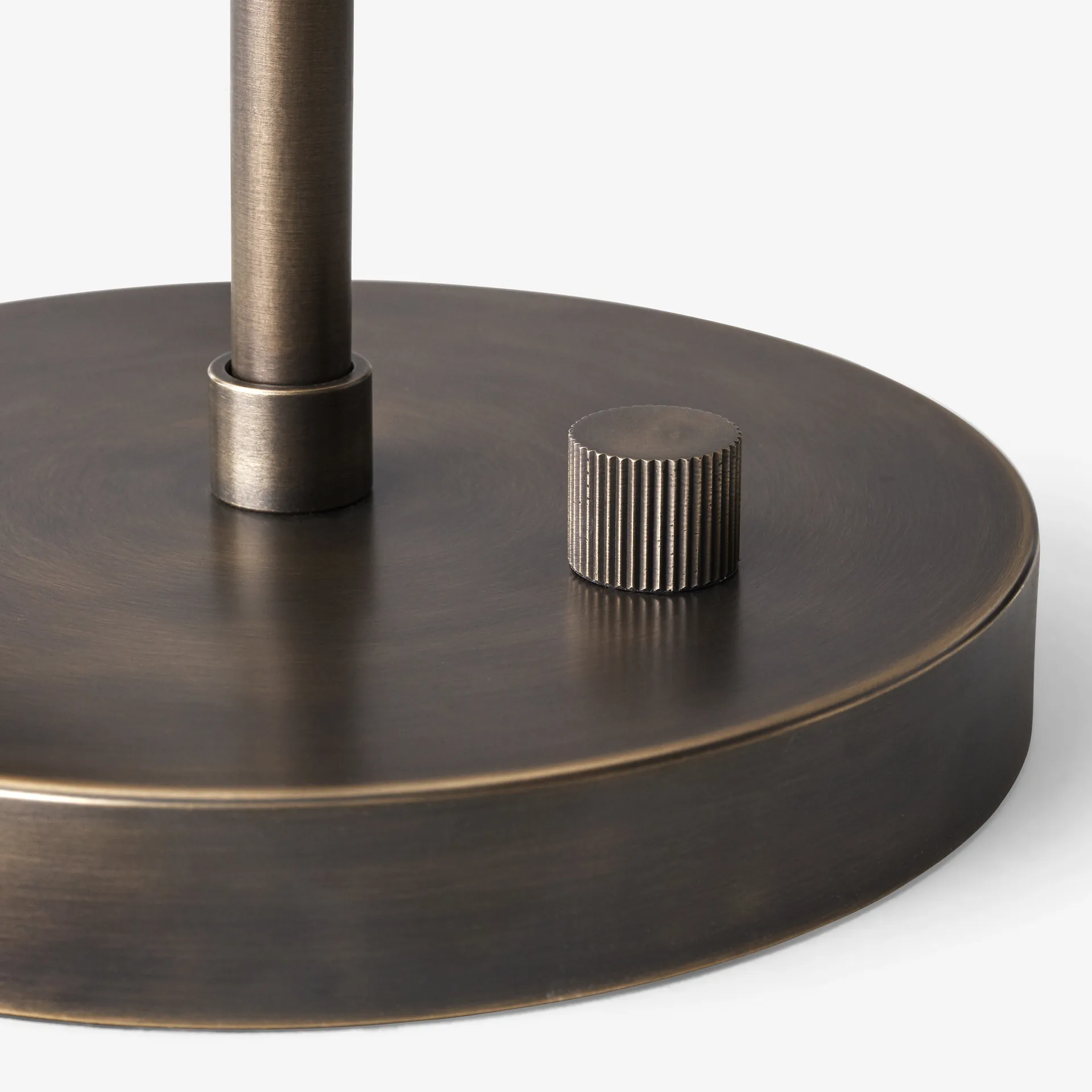 Copenhagen 哥本哈根台灯/床头灯 SC13, 蛋白石玻璃-黄铜色 &Tradition