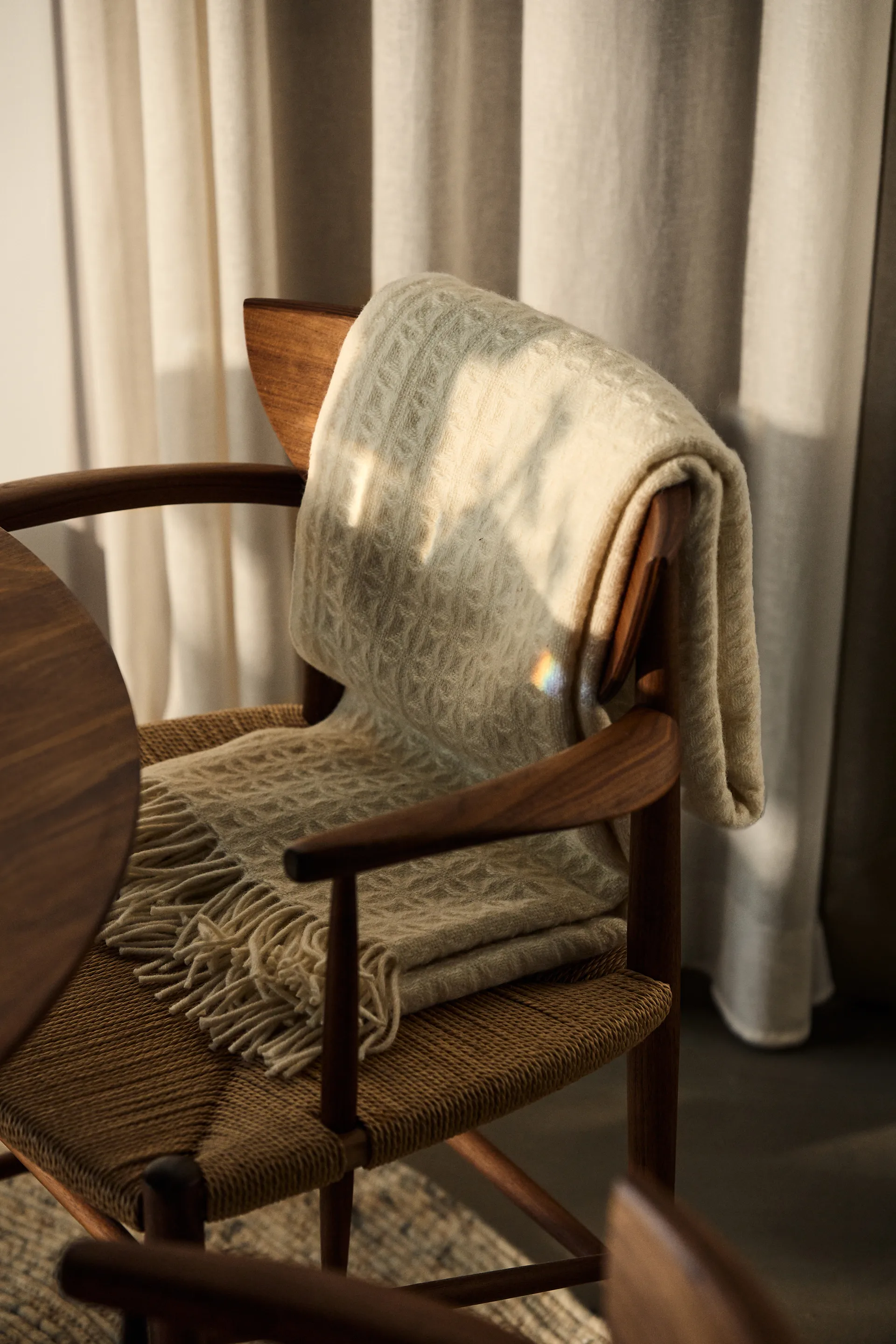 Drawn 椅子 HM3, Walnut &Tradition