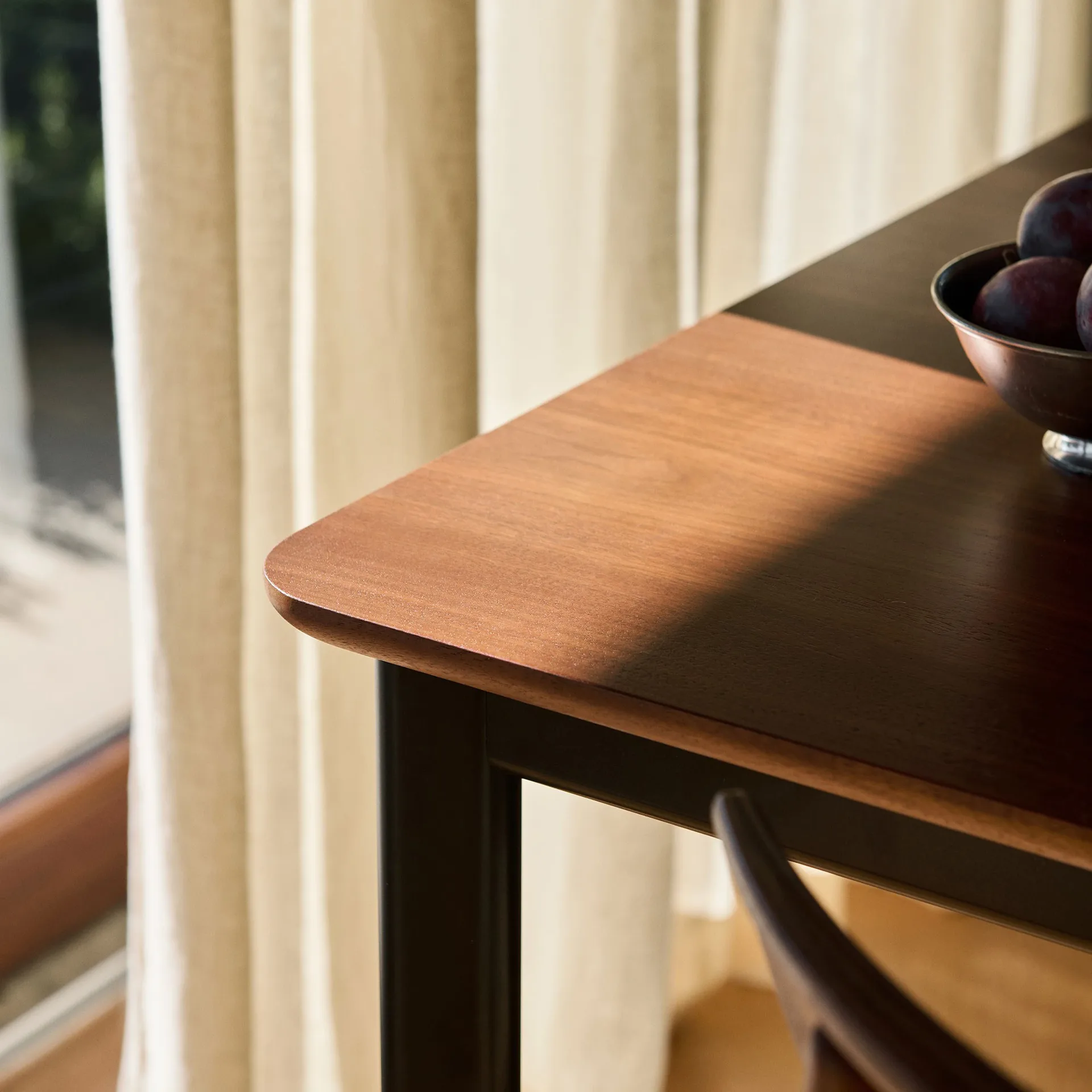 Drip HW115 餐桌 83x143 cm, 黑色 frame-透明 lacq. 核桃色 &Tradition