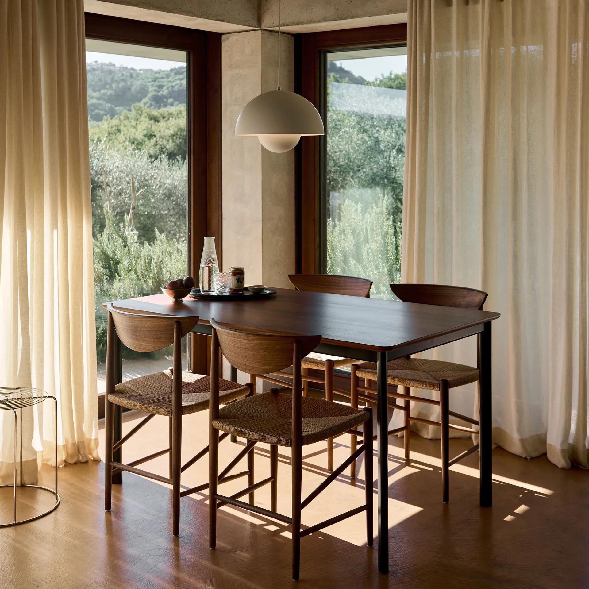 Drip HW115 餐桌 83x143 cm, 黑色 frame-透明 lacq. 核桃色 &Tradition