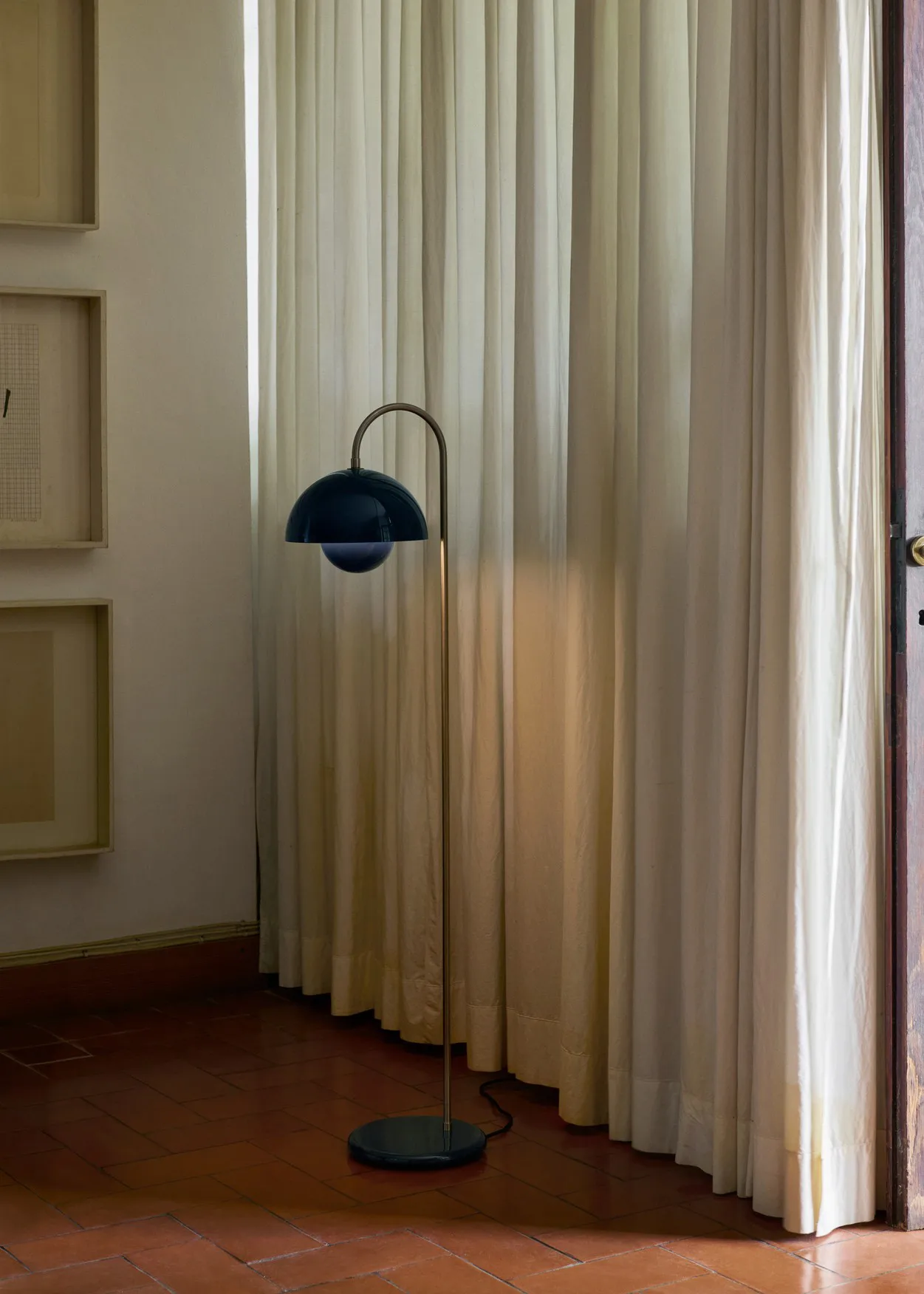 Flowerpot VP12 落地灯, 钢青 &Tradition