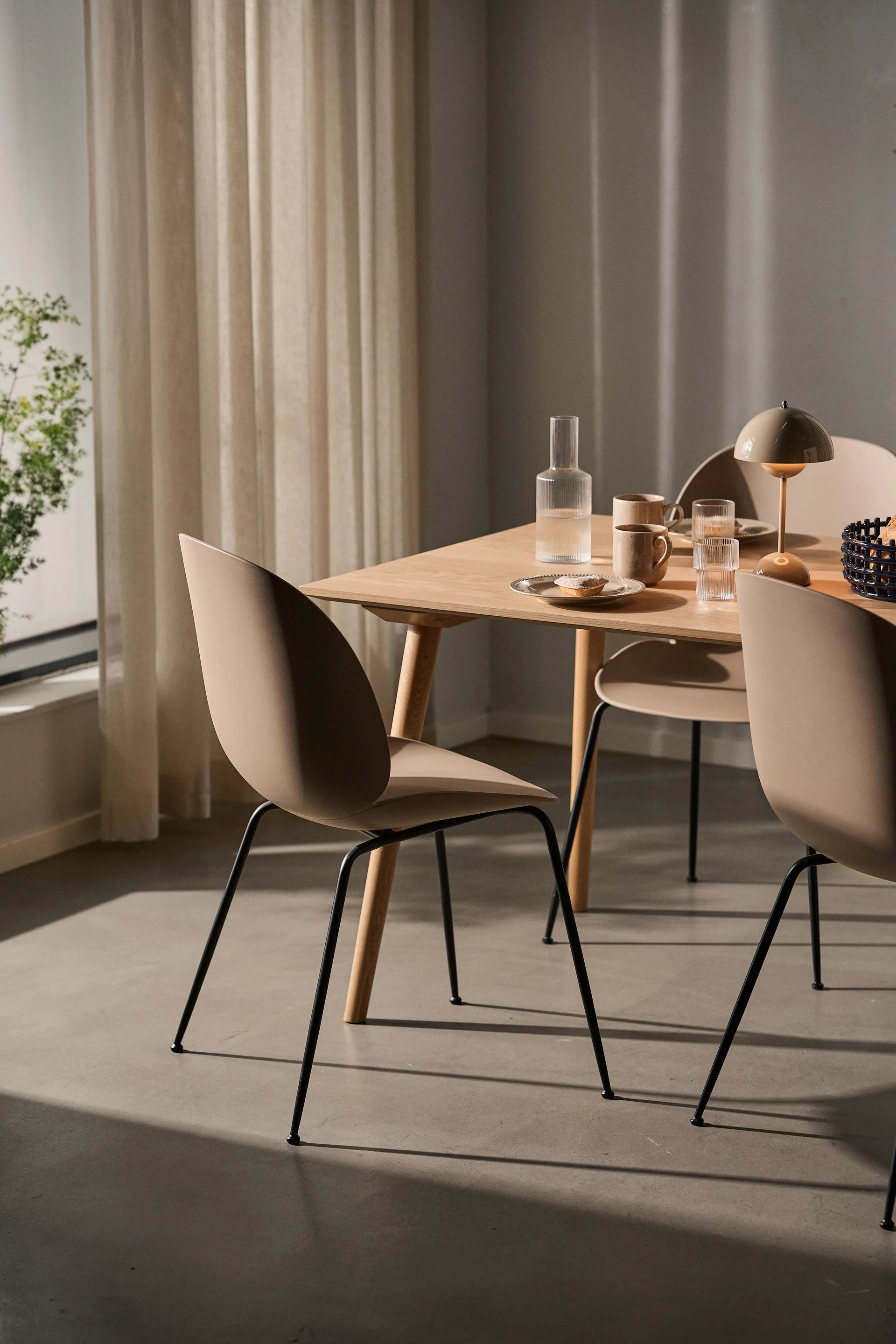 Flowerpot 便携台灯/床头灯 VP9, 灰米色 &Tradition