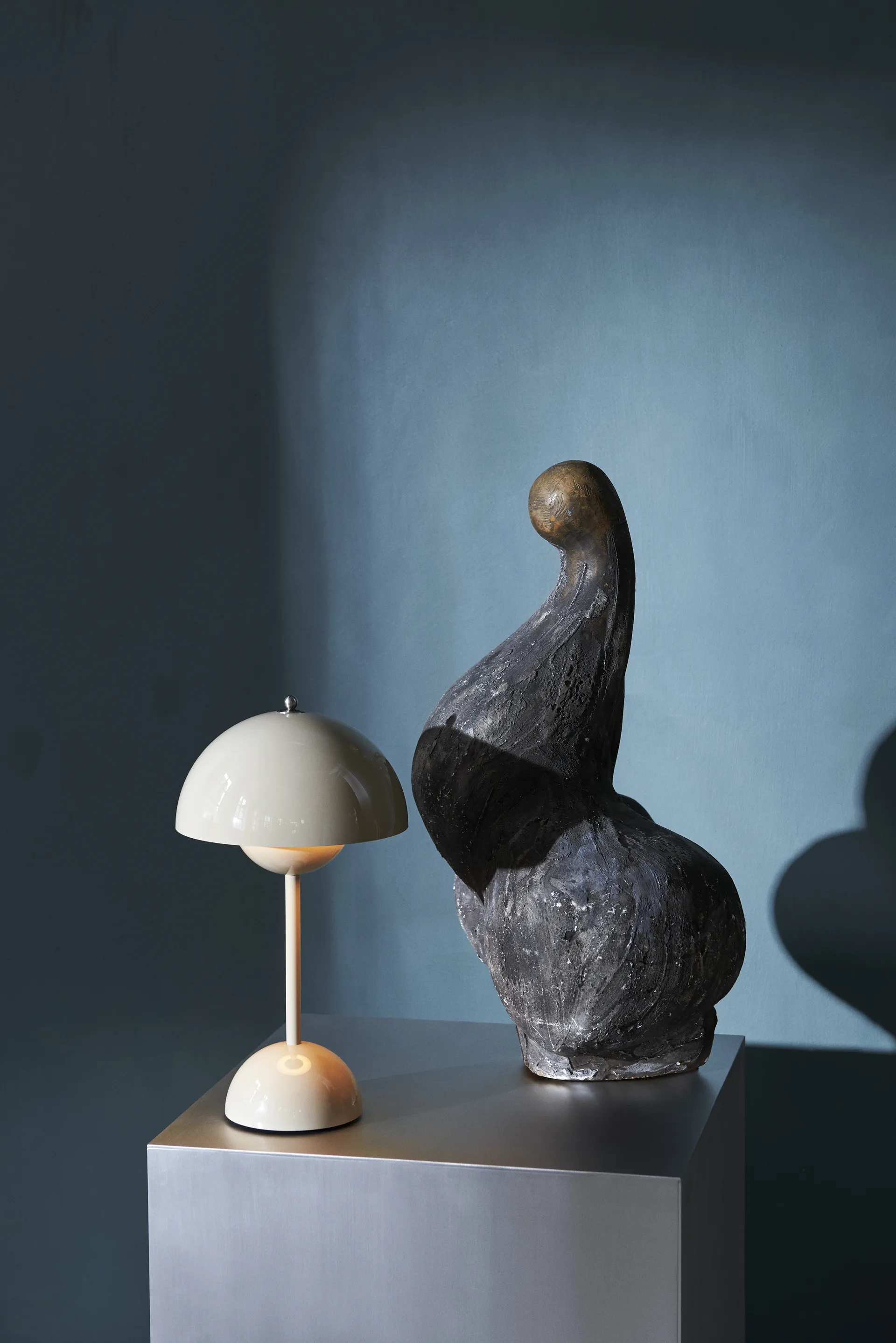 Flowerpot 便携台灯/床头灯 VP9, 灰米色 &Tradition