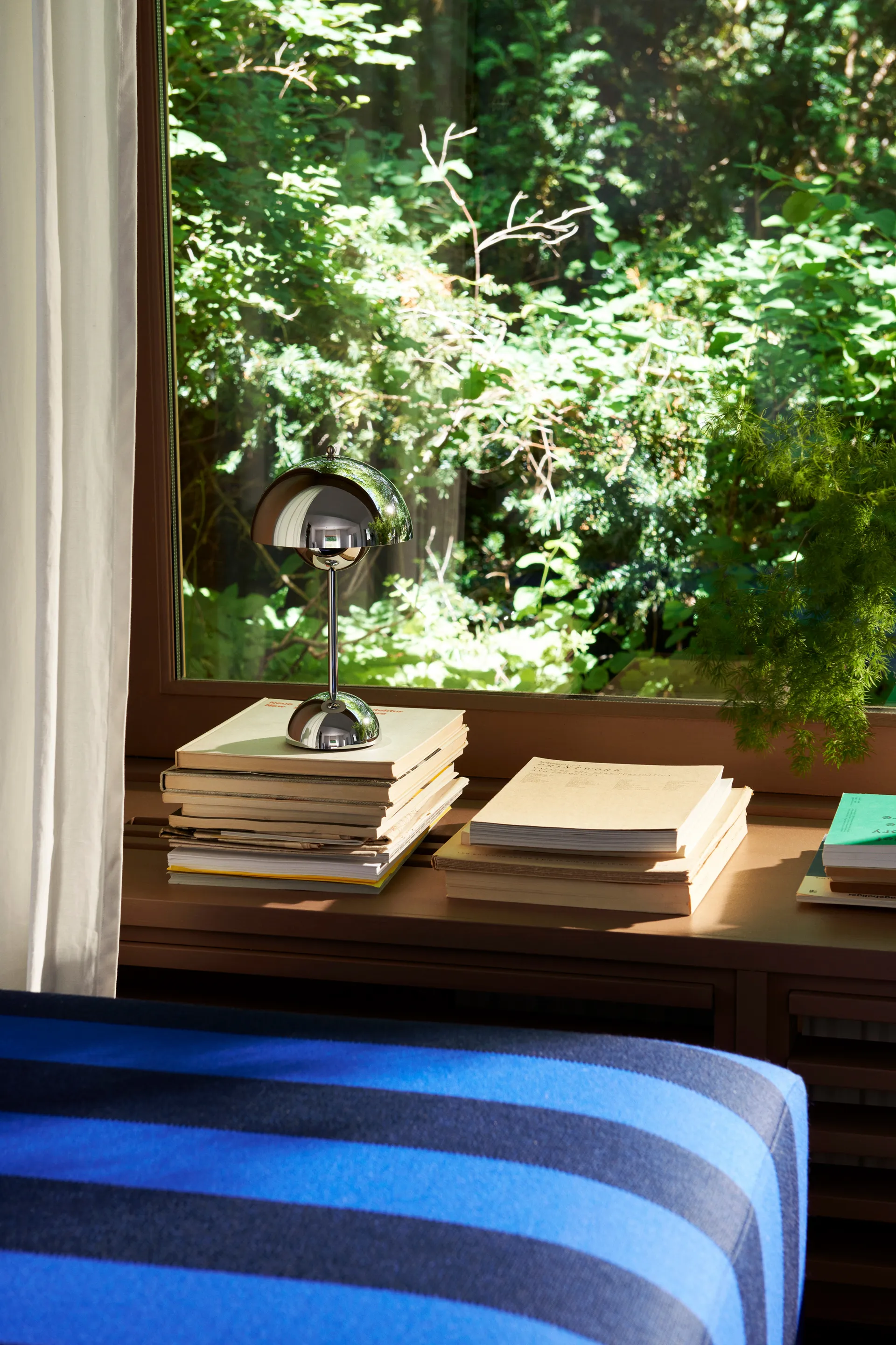 Flowerpot 便携台灯/床头灯 VP9, 铬合金色 &Tradition