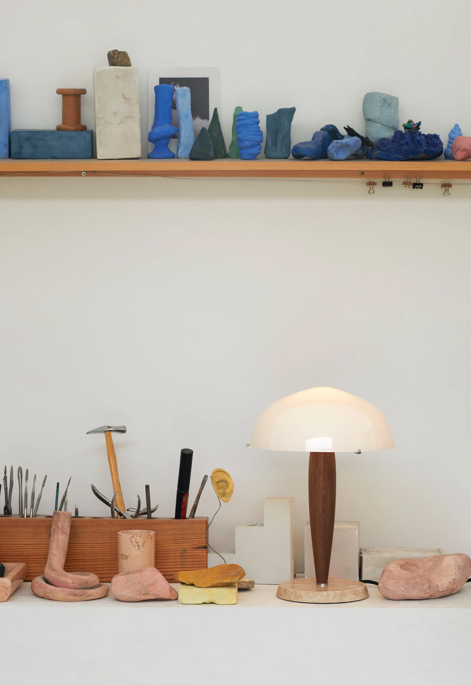 Herman SHY3 台灯/床头灯, 胡桃木 & 奶油色大理石, 编织线 &Tradition