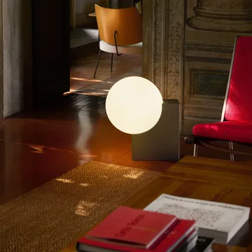 Journey SHY4 落地灯 - 拉丝不锈钢-蛋白石 玻璃 - &Tradition