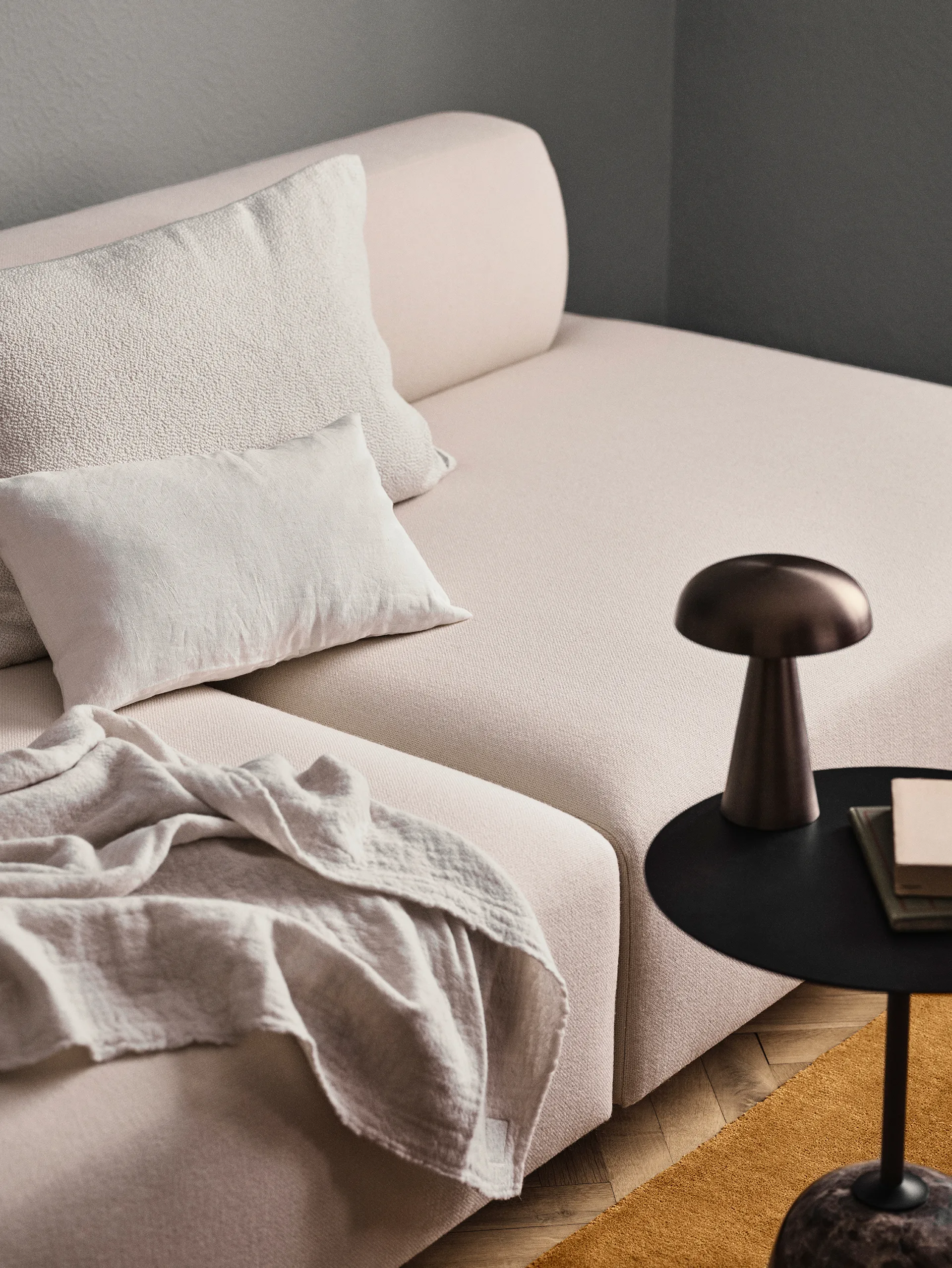 Lato 小边桌 LN8, Warm 黑色-Emparador 大理石色 &Tradition