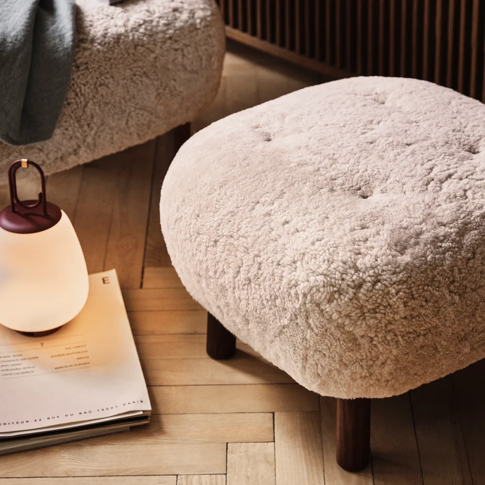 Little Petra ATD1 footstool, Sheepskin moonlight-油蜡胡桃木腿 &Tradition