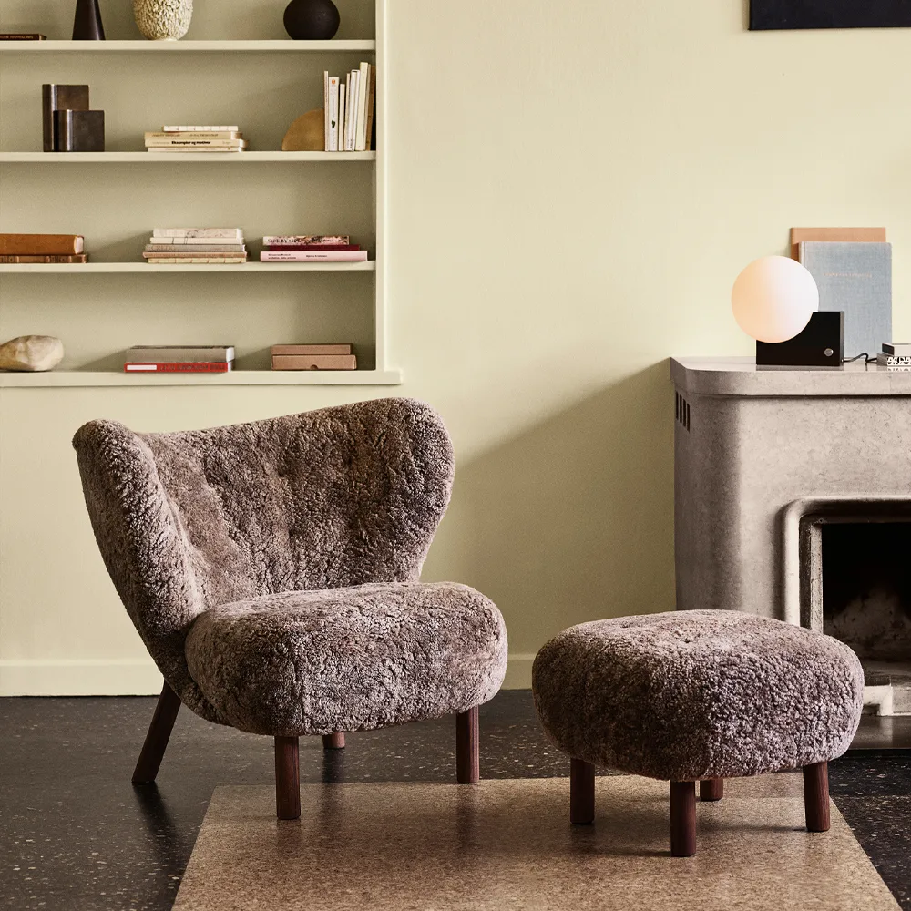 Little Petra ATD1 footstool, Sheepskin Sahara-胡桃木腿 &Tradition