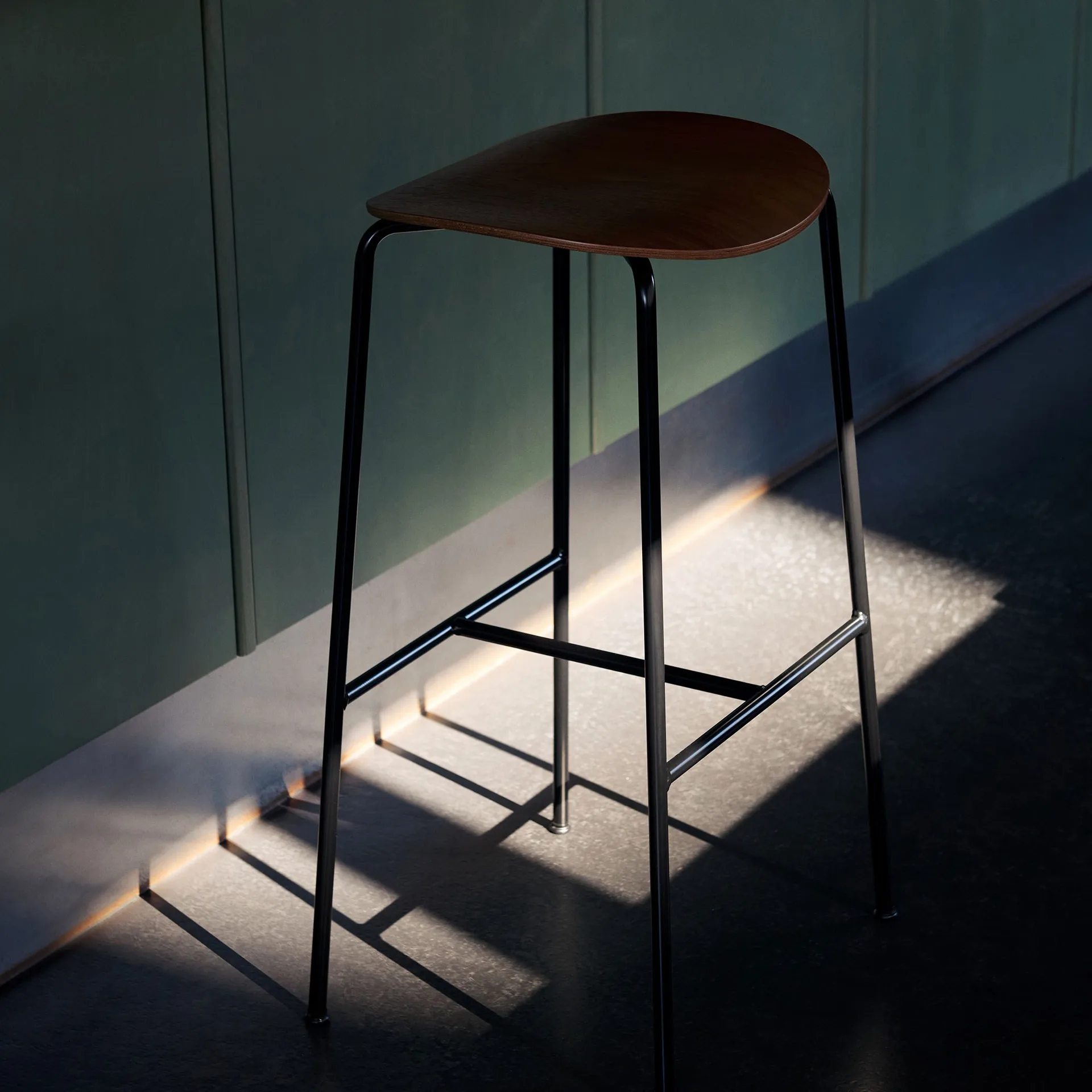 Pavilion AV37 counter 凳子 68 cm, 黑色-漆橡木 &Tradition