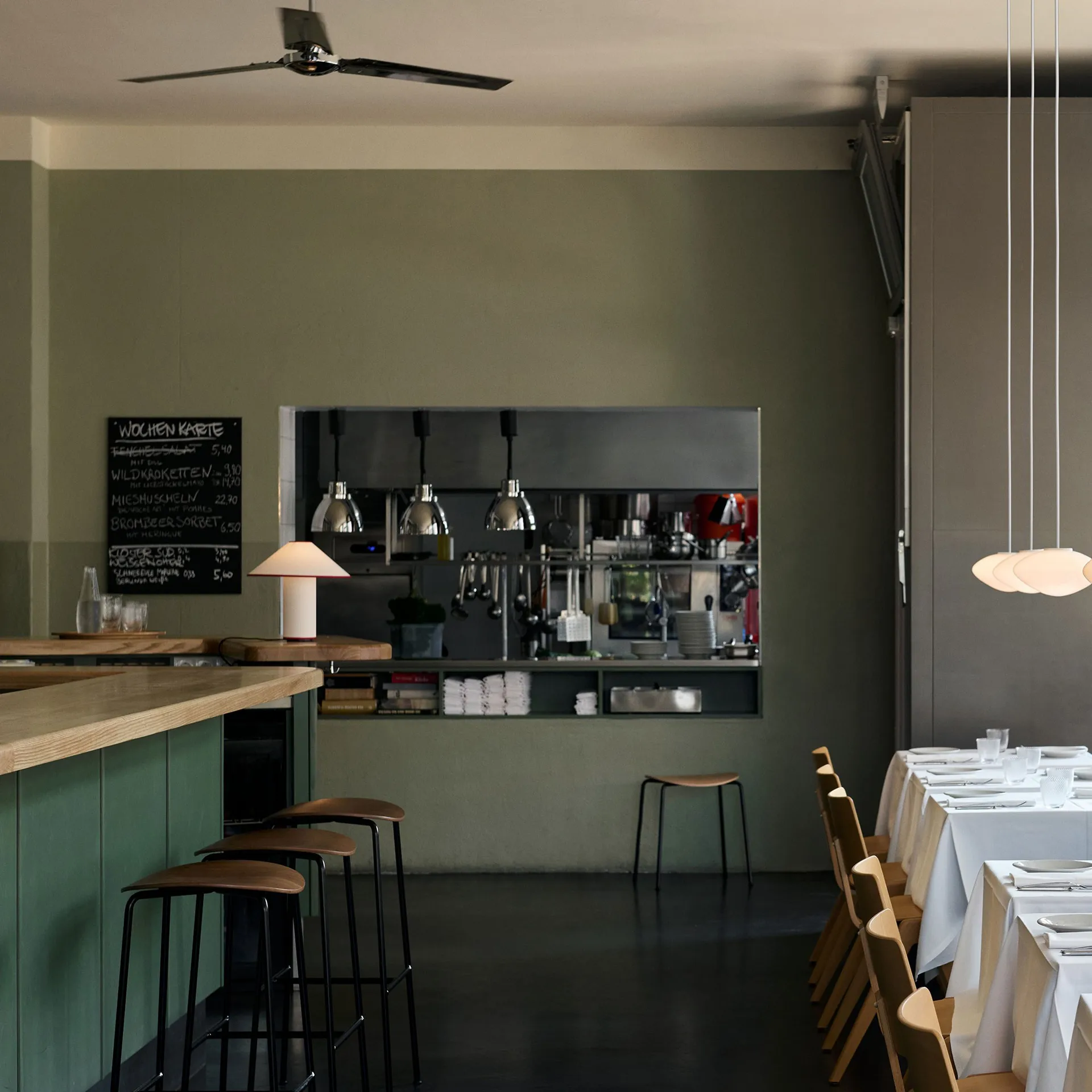 Pavilion AV37 counter 凳子 68 cm, 黑色-漆橡木 &Tradition