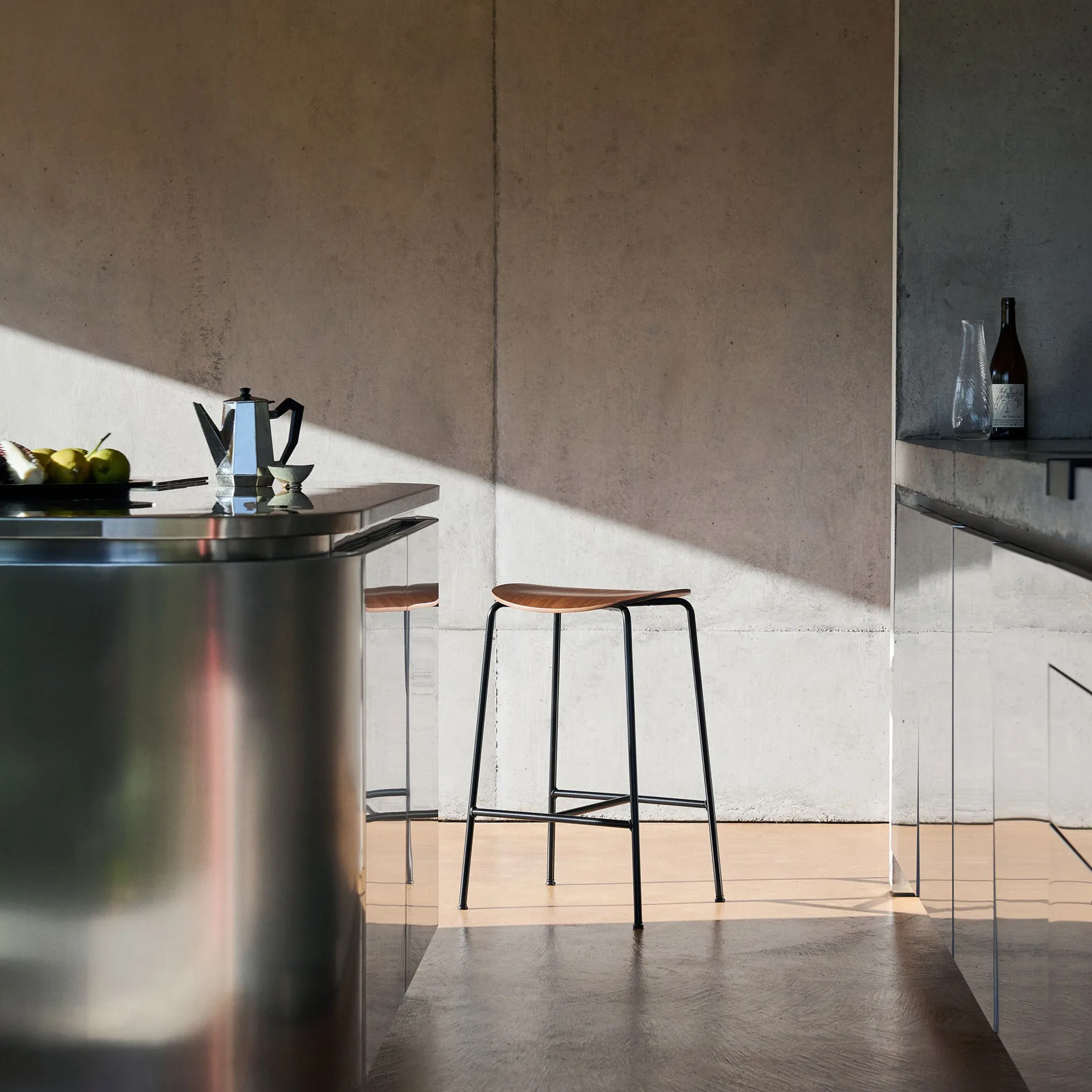 Pavilion AV38 bar 凳子 79 cm, 黑色-清漆处理 核桃色 &Tradition