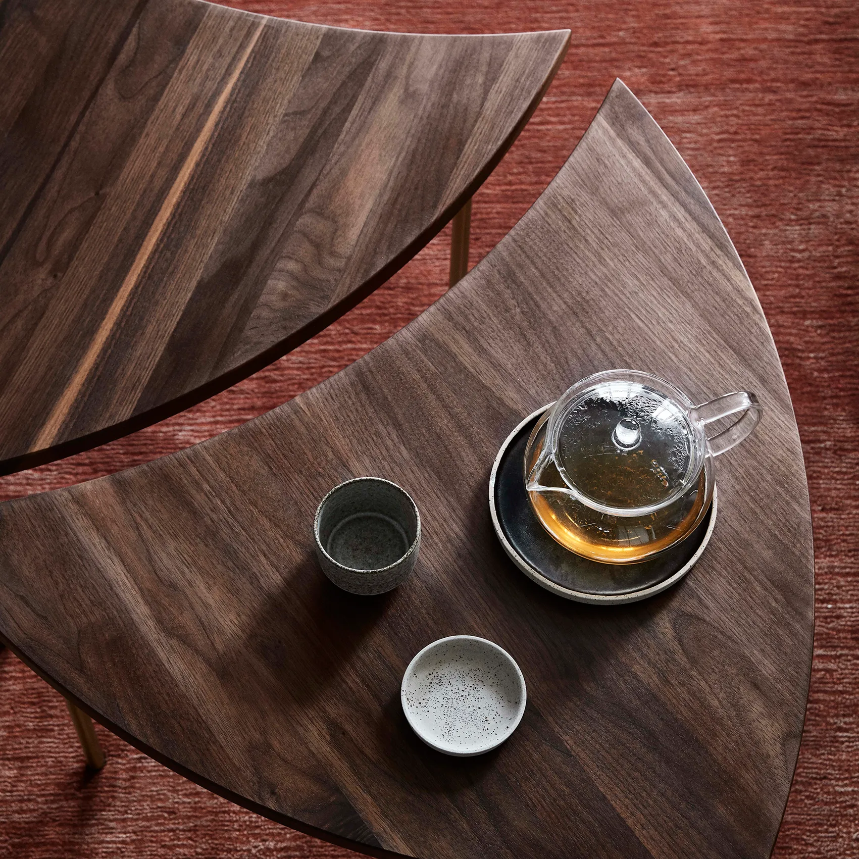 Pinwheel 实木拼接小边桌/小茶几 HM7, 胡桃木 &Tradition