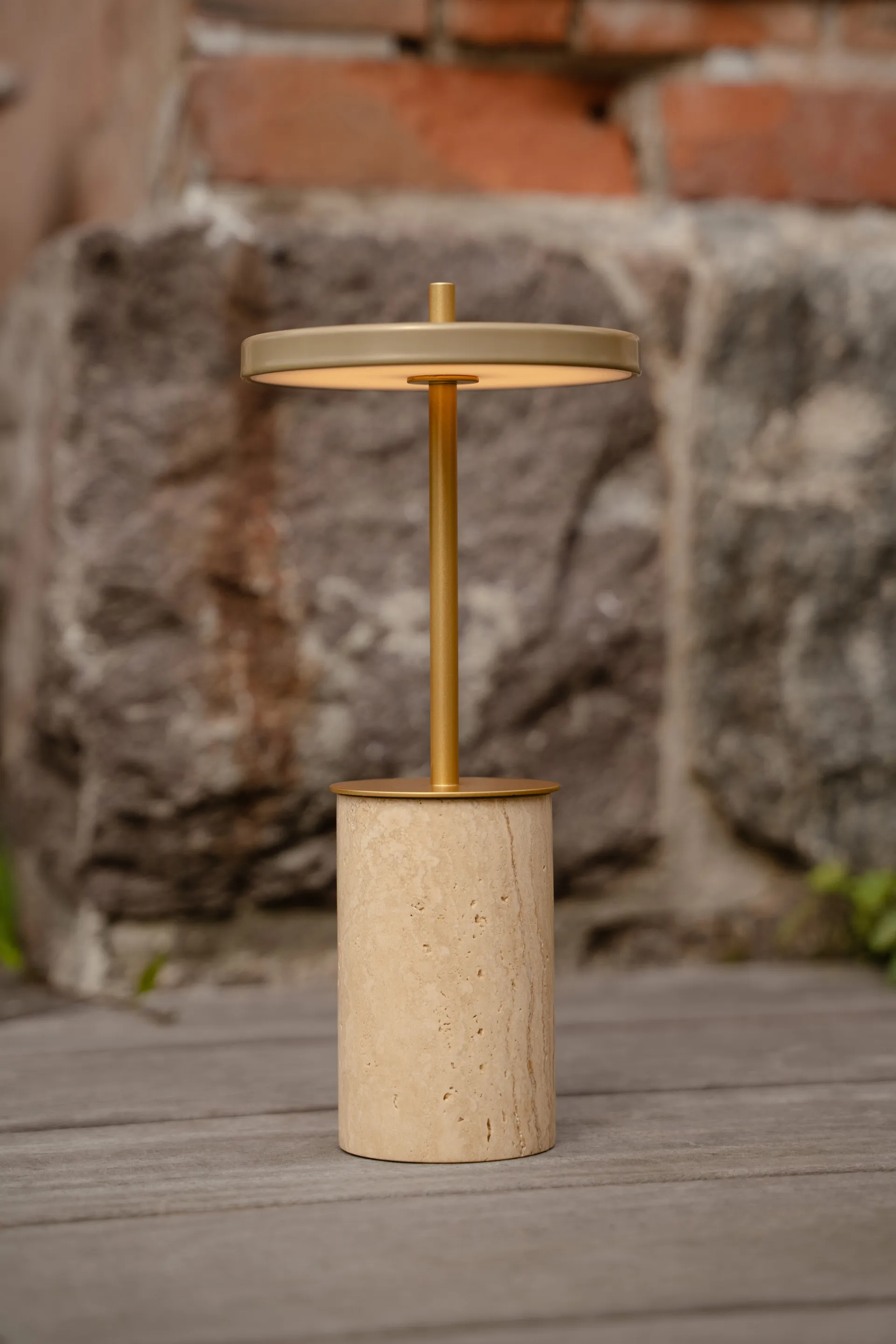Asteria Move Mini 便携迷你台灯 Ø12x25.5cm, 洞石米色_配黄铜 Umage