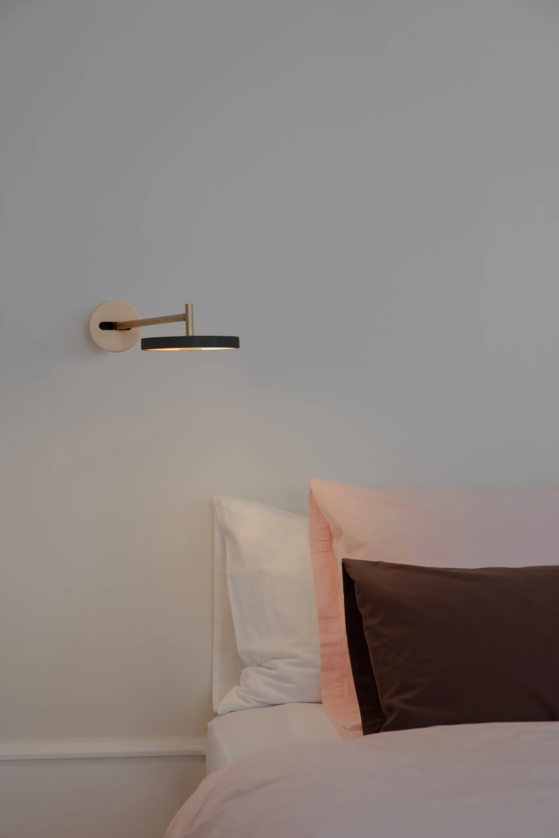 Asteria Wall 极简壁灯, 长款_黑色配黄铜 Umage