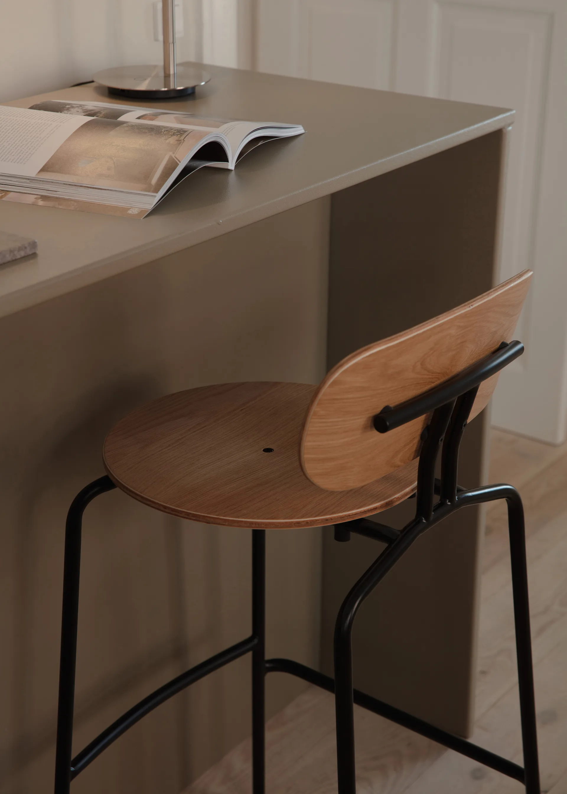 Curious bar 凳子 75 cm, 自然木色-黑色 Umage