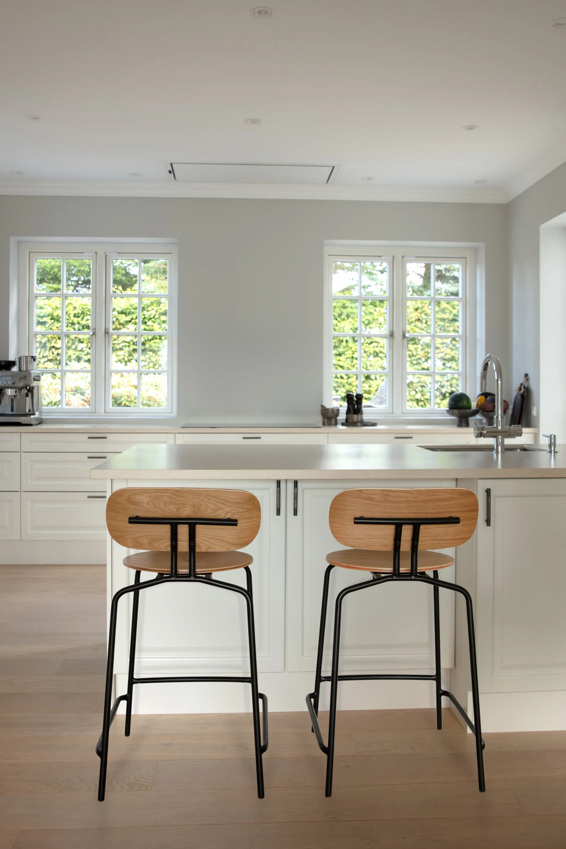 Curious barstool 65 cm, 自然木色-黑色 Umage