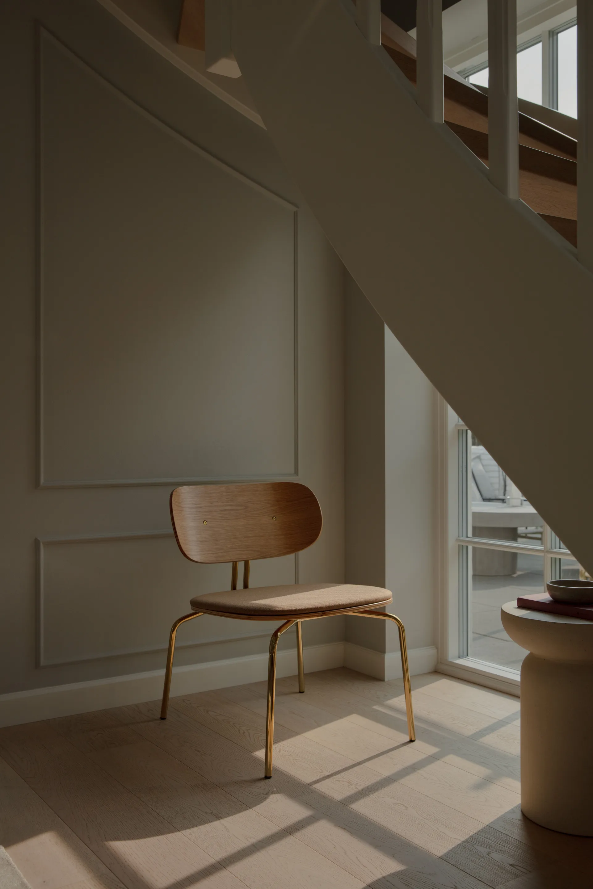 Curious lounge 椅子, 自然木色-黄铜 Umage