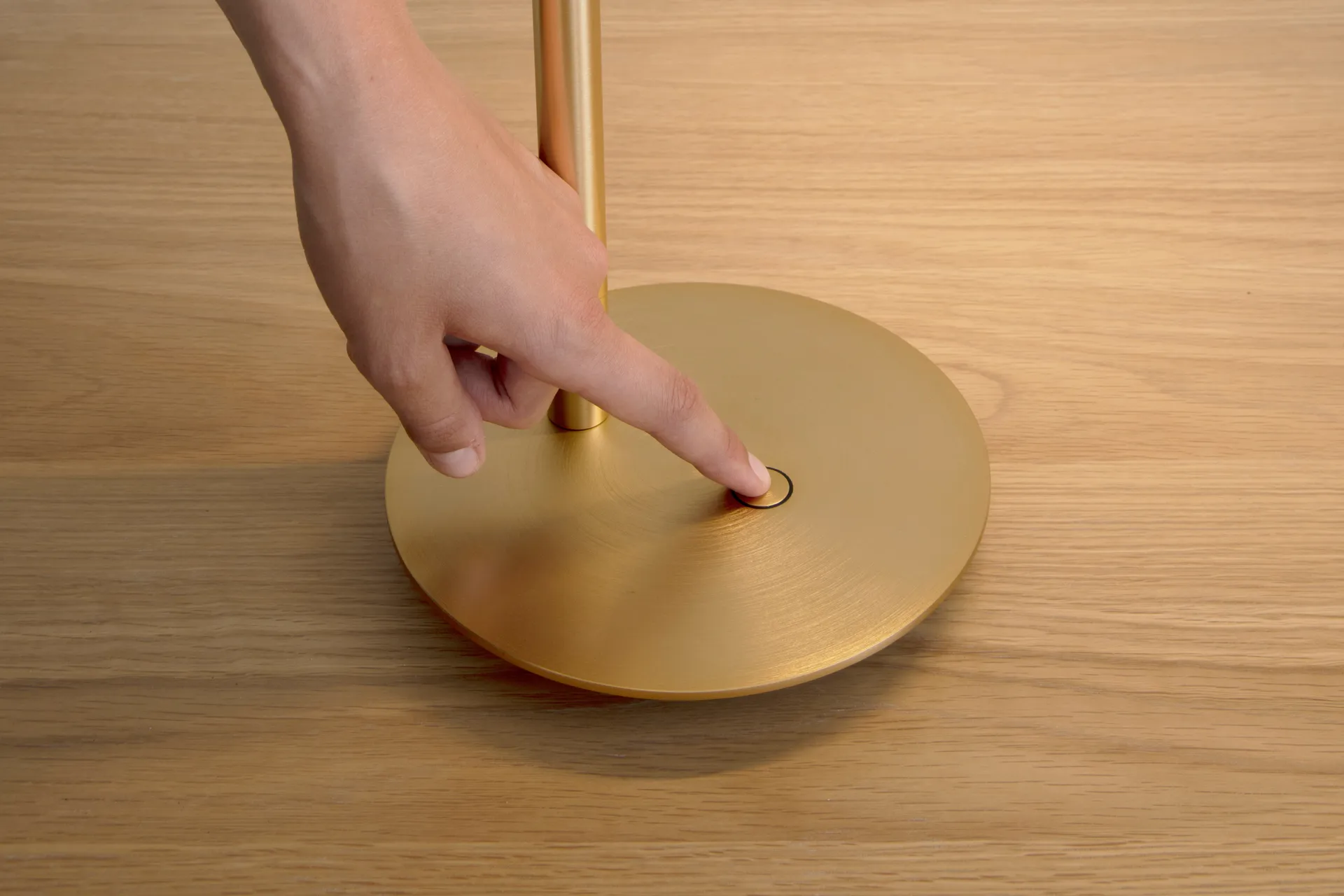 Omni Table 极简台灯, Brushed brass Umage