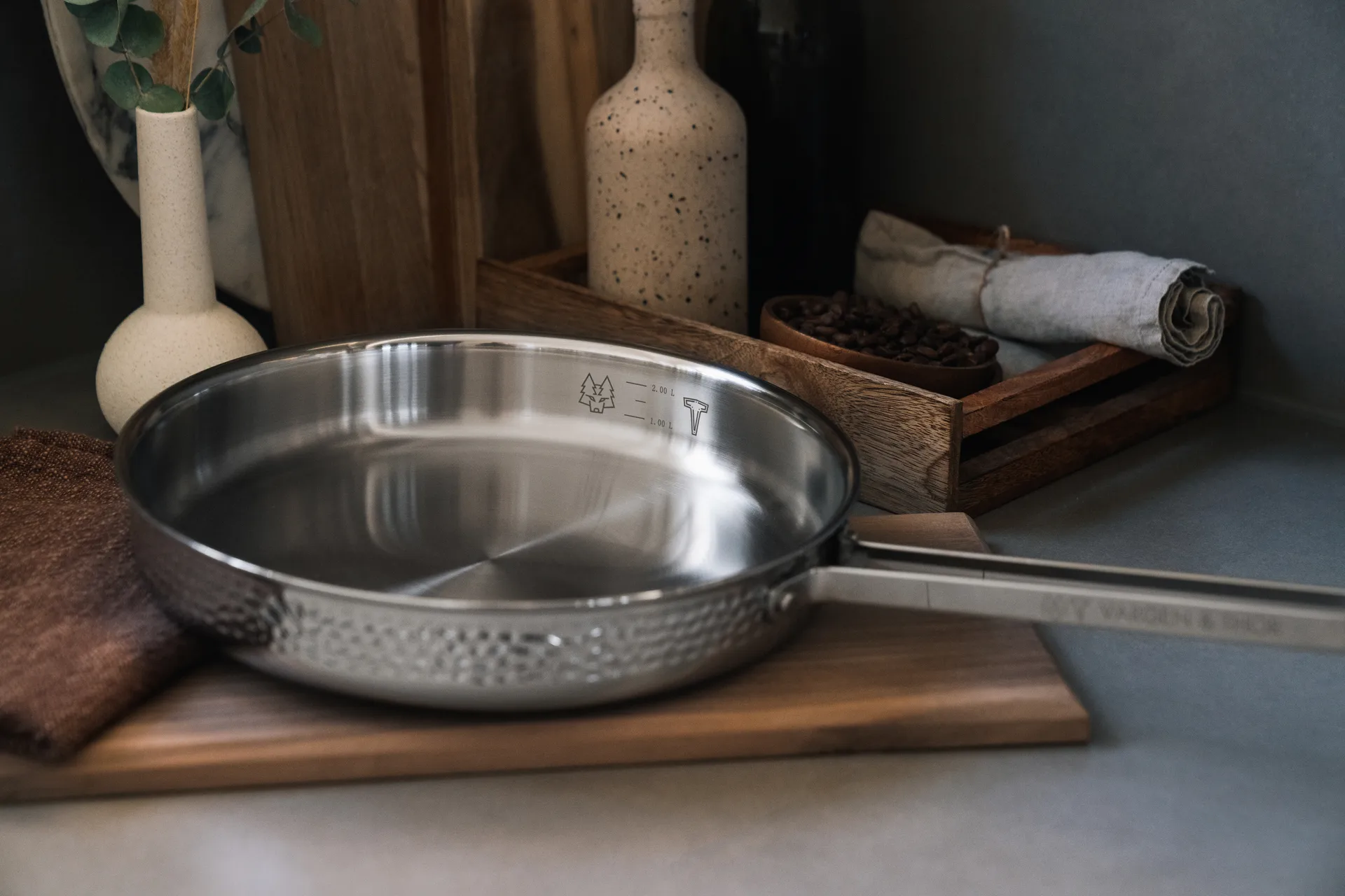 Modell M1 hammered 平底锅 Ø28 cm, 镀铬色 with lid Vargen & Thor