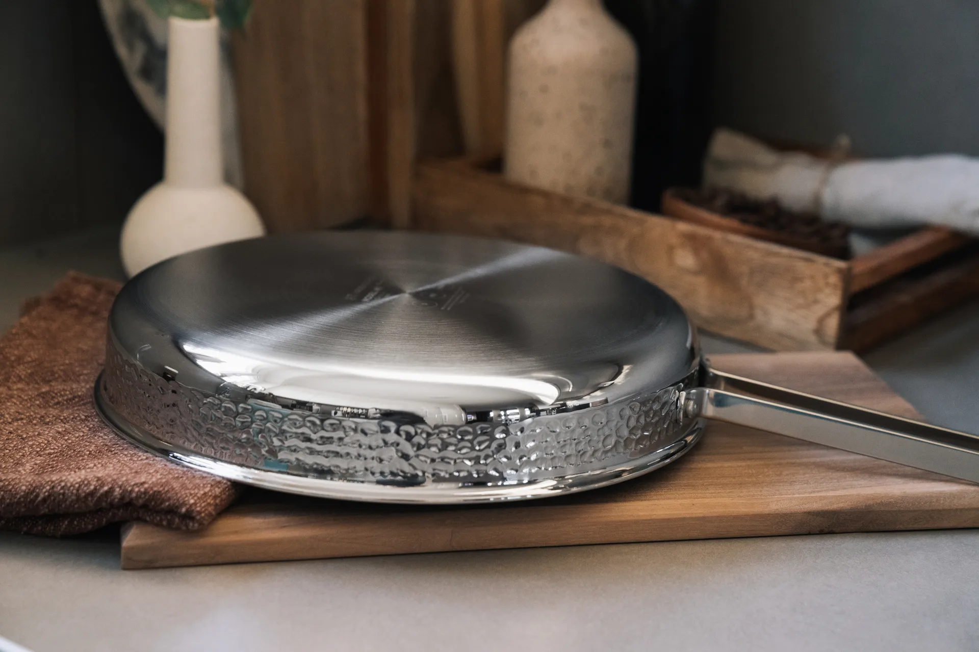 Modell M1 hammered 平底锅 Ø28 cm, 镀铬色 with lid Vargen & Thor