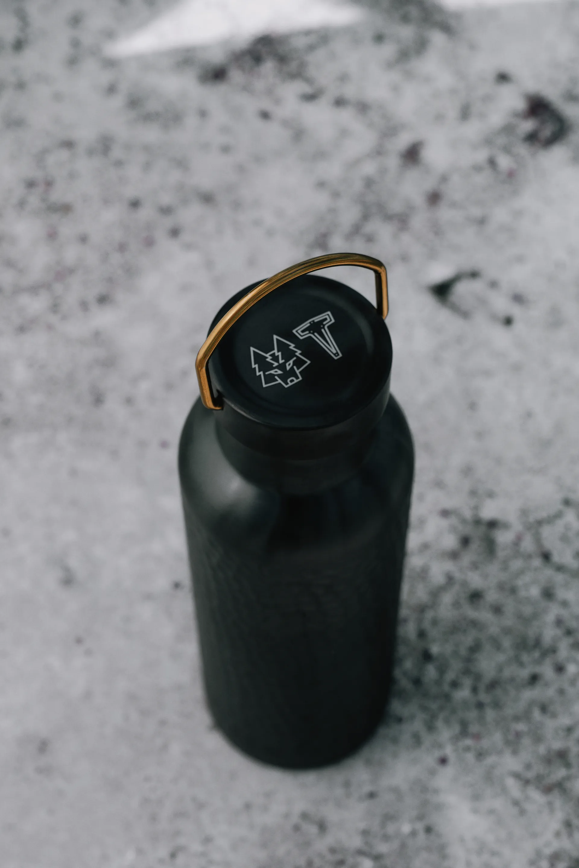 SNÖRÖK 保温瓶 750ml, 哑光黑色 Vargen & Thor